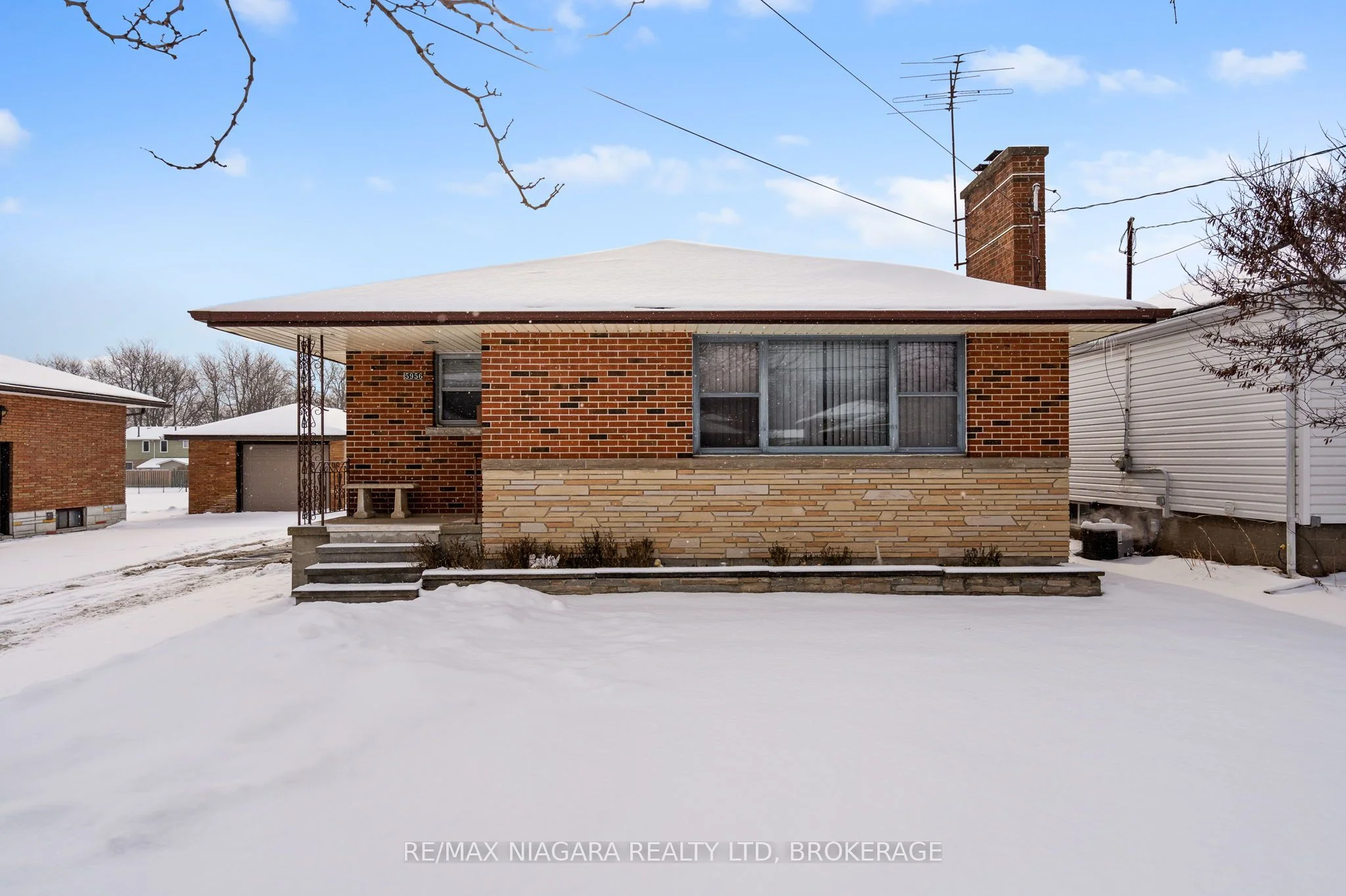 Detached in Niagara Falls