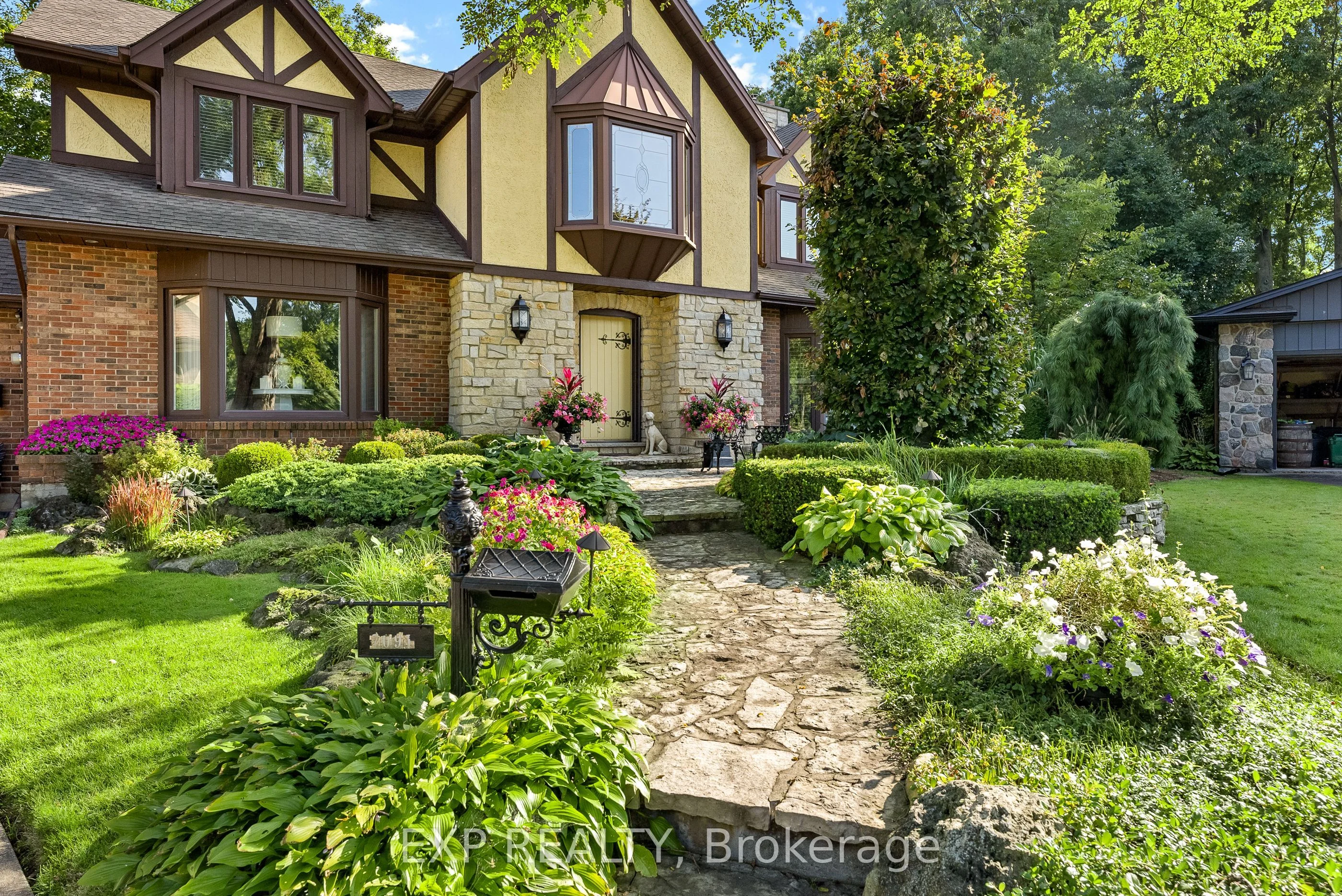 Detached in Niagara Falls