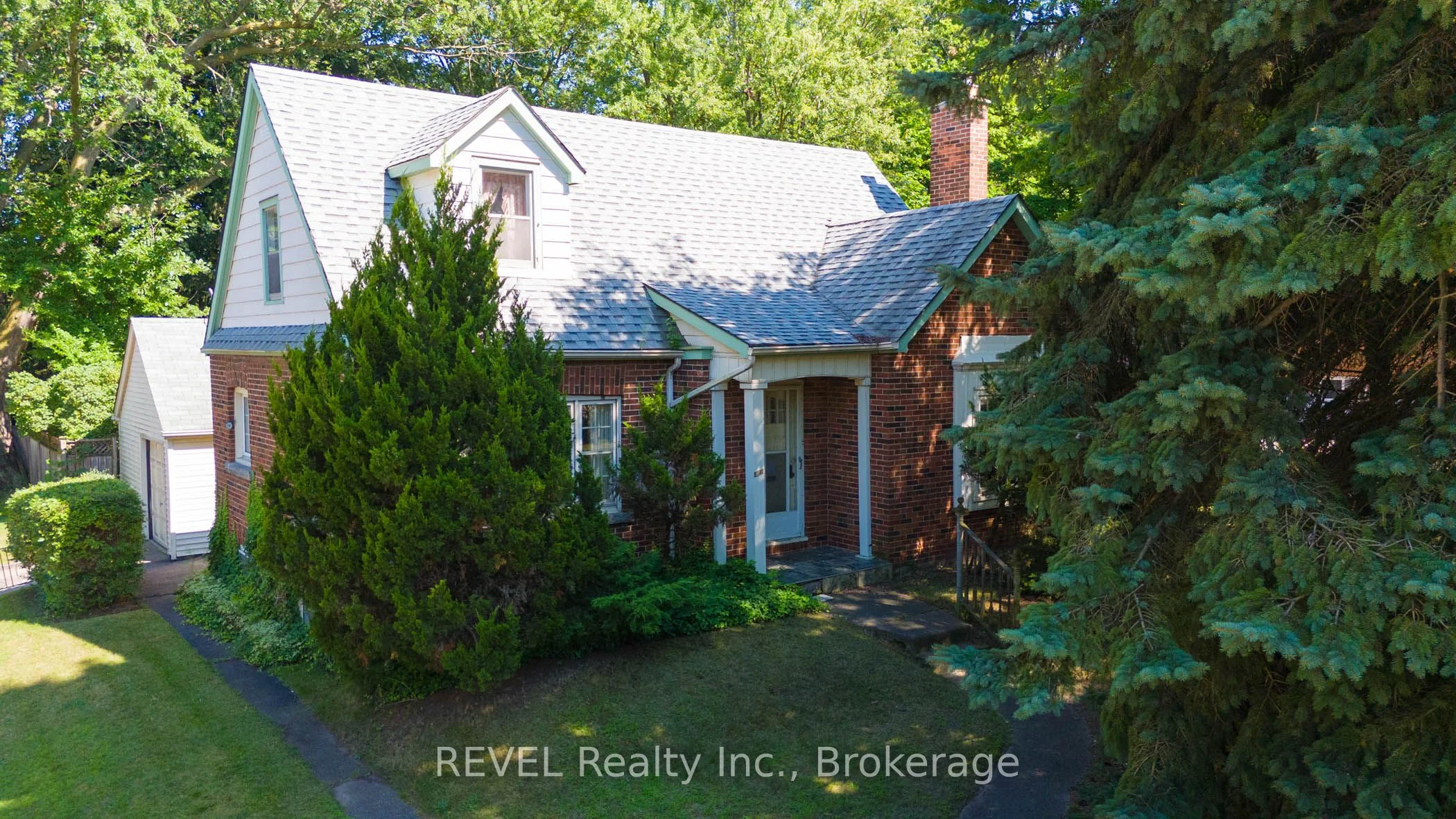 Detached in Niagara Falls