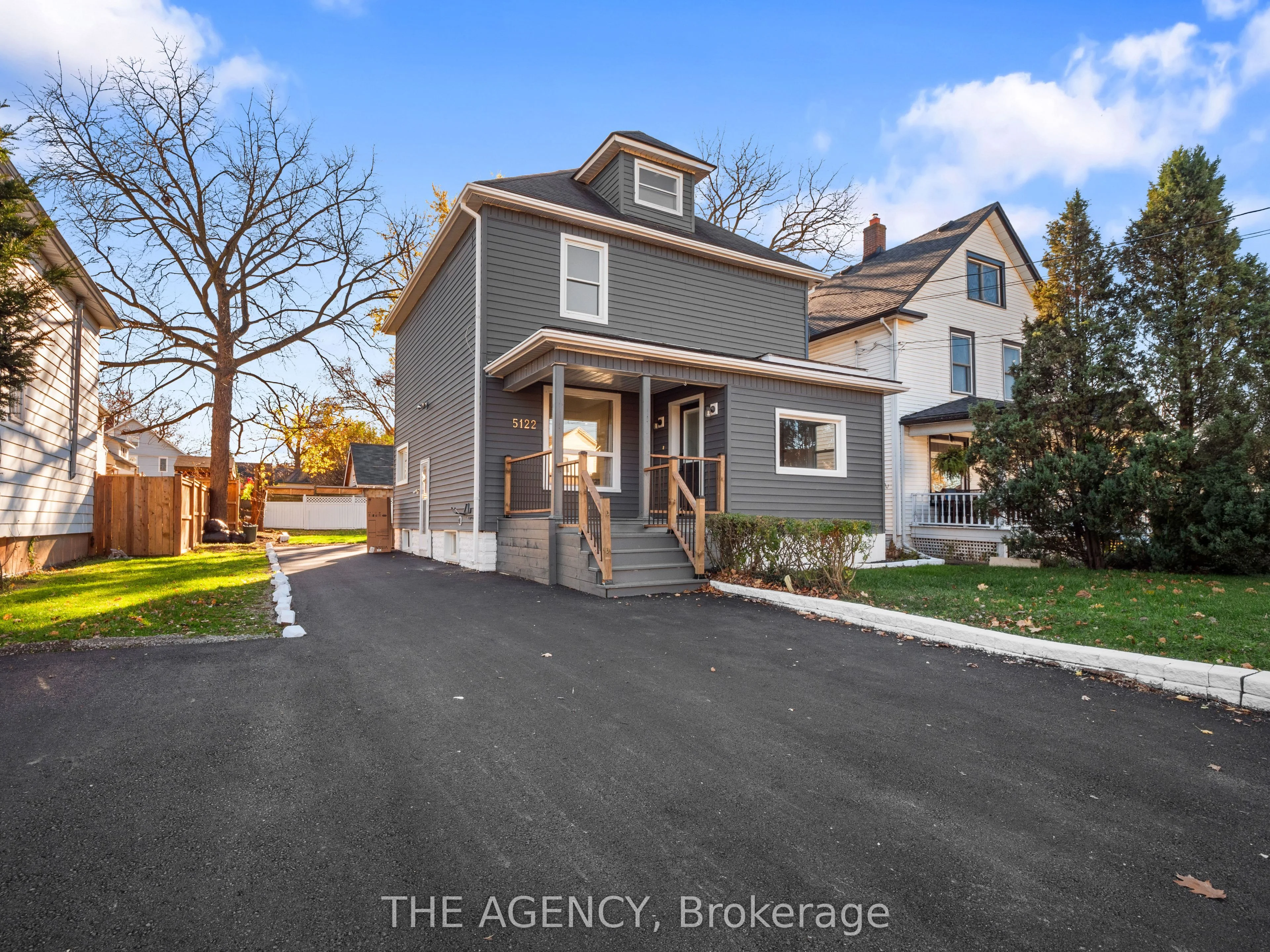Detached in Niagara Falls