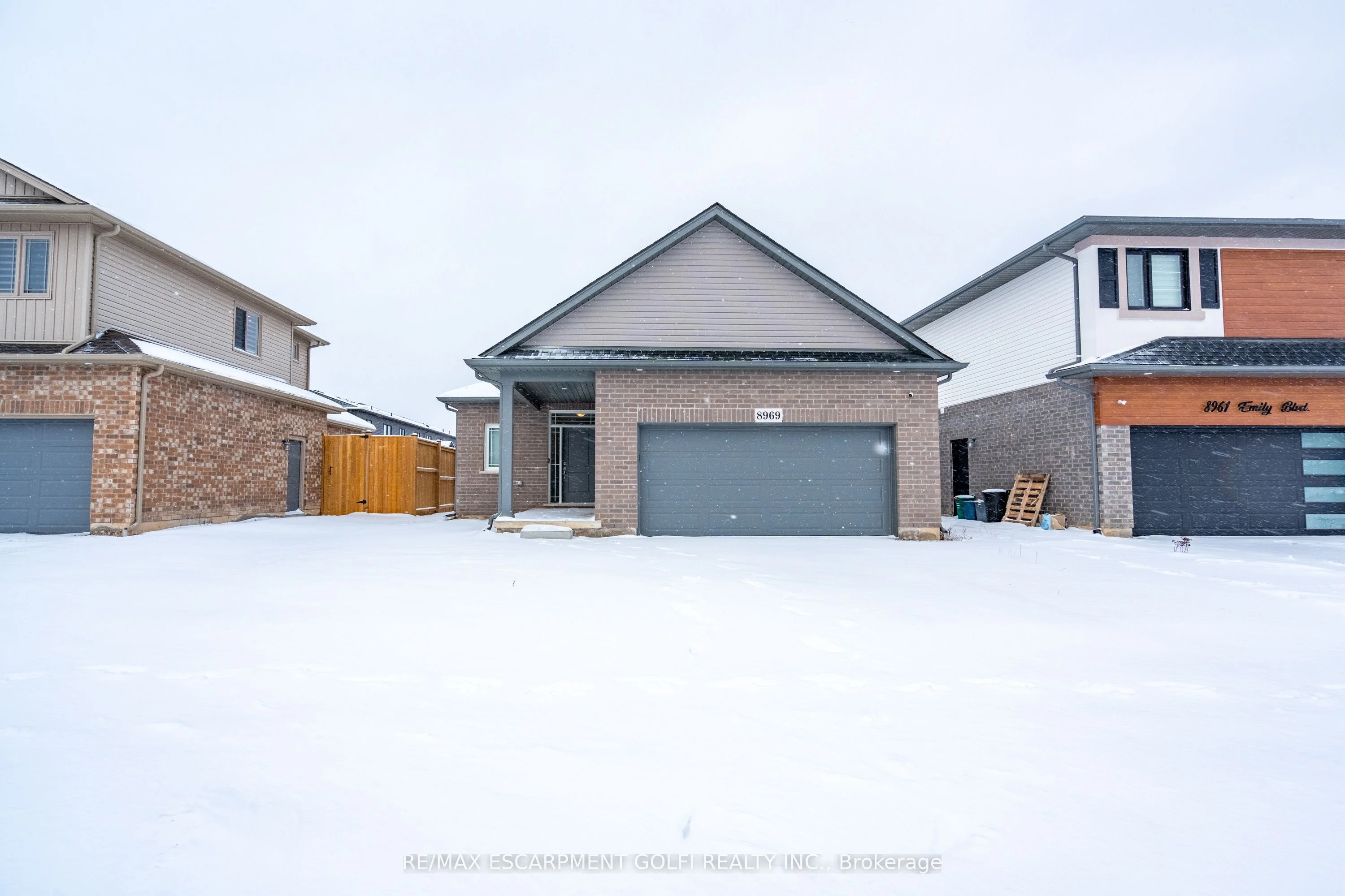 Detached in Niagara Falls
