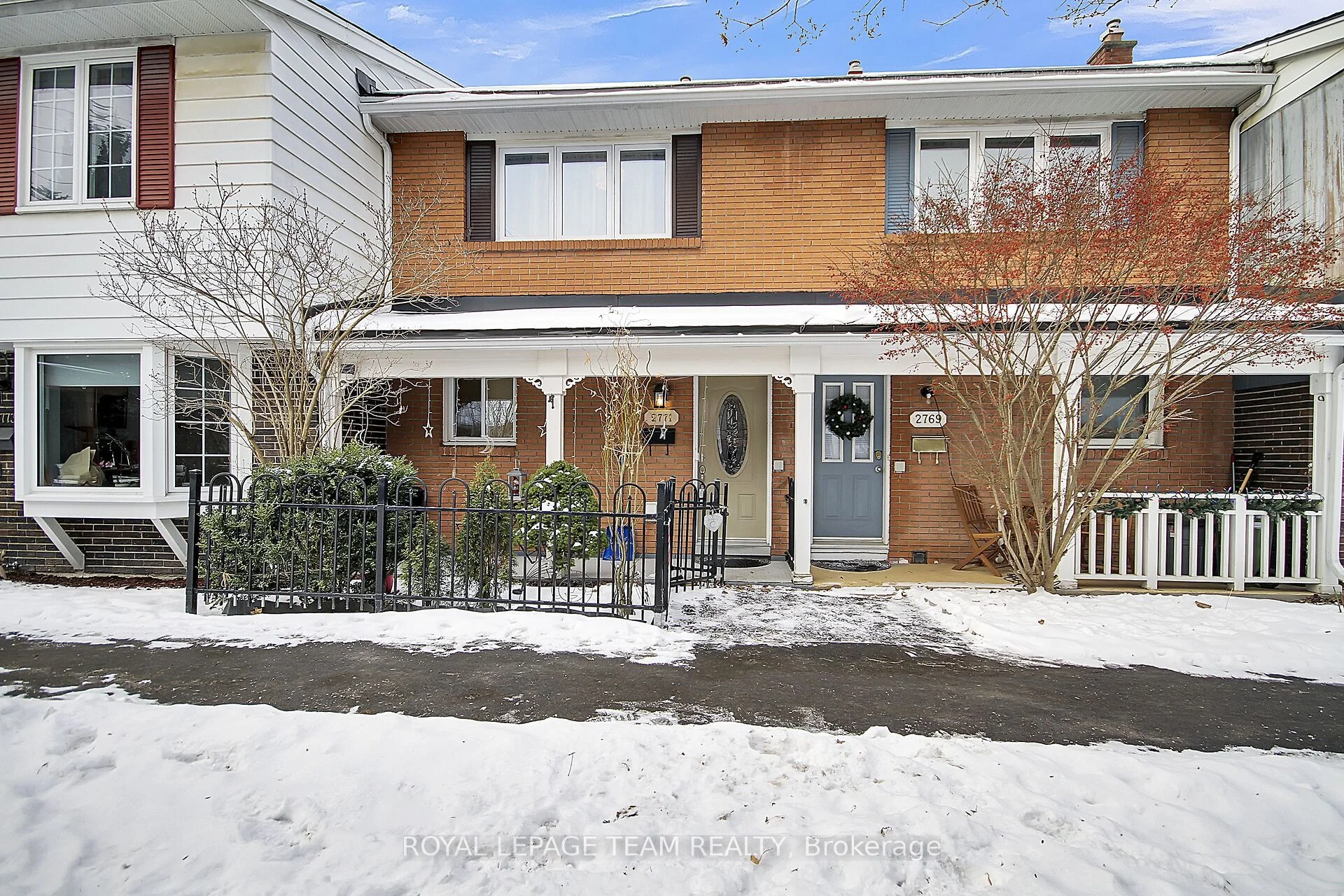 Att/Row/Townhouse in Parkway Park - Queensway Terrace S and Area