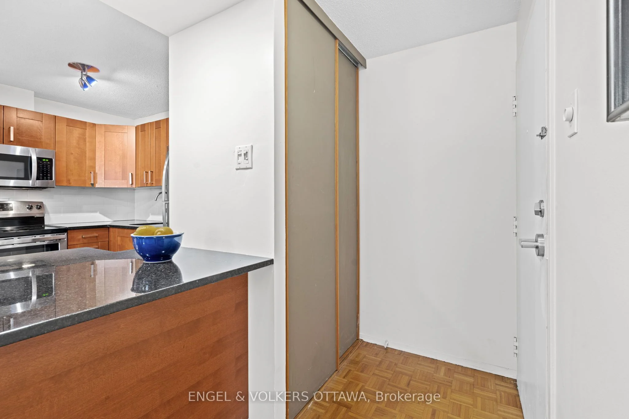475 LAURIER Avenue W 702, Ottawa Centre, ON K1R 7X1