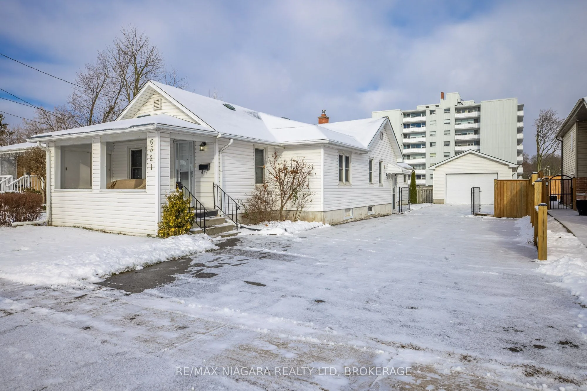 Detached in Niagara Falls