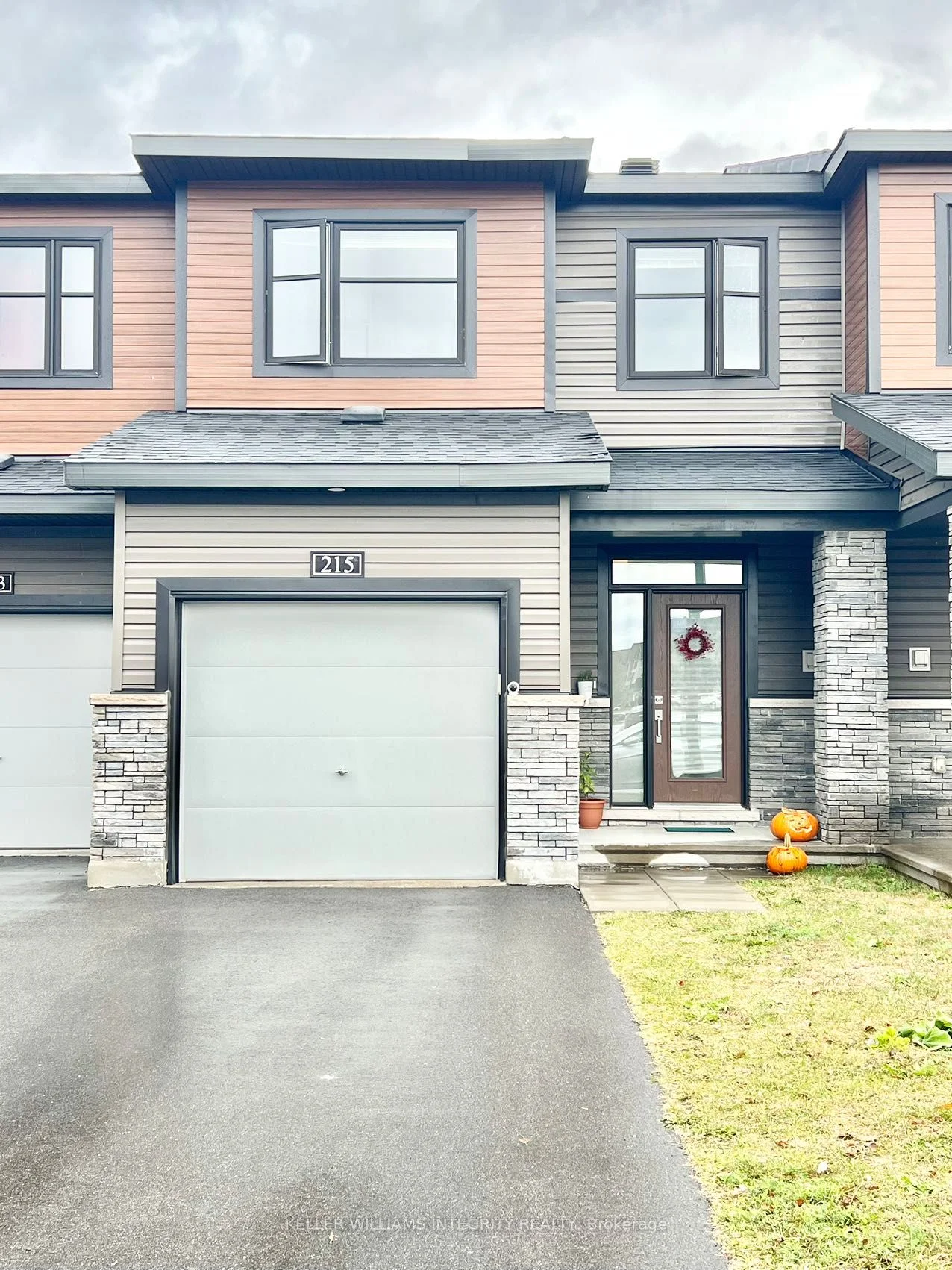 Att/Row/Townhouse in Kanata