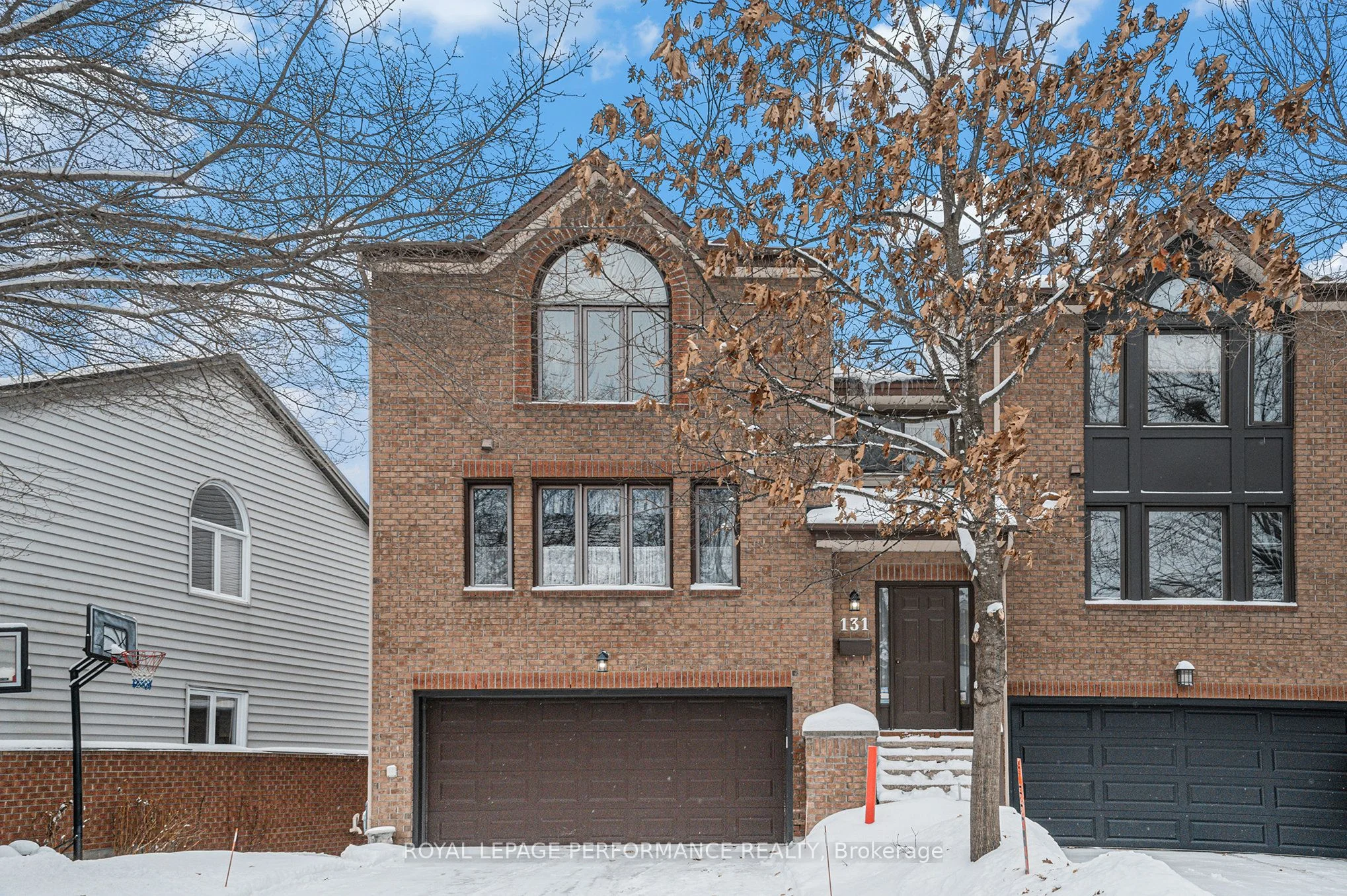 Att/Row/Townhouse in Manor Park - Cardinal Glen and Area