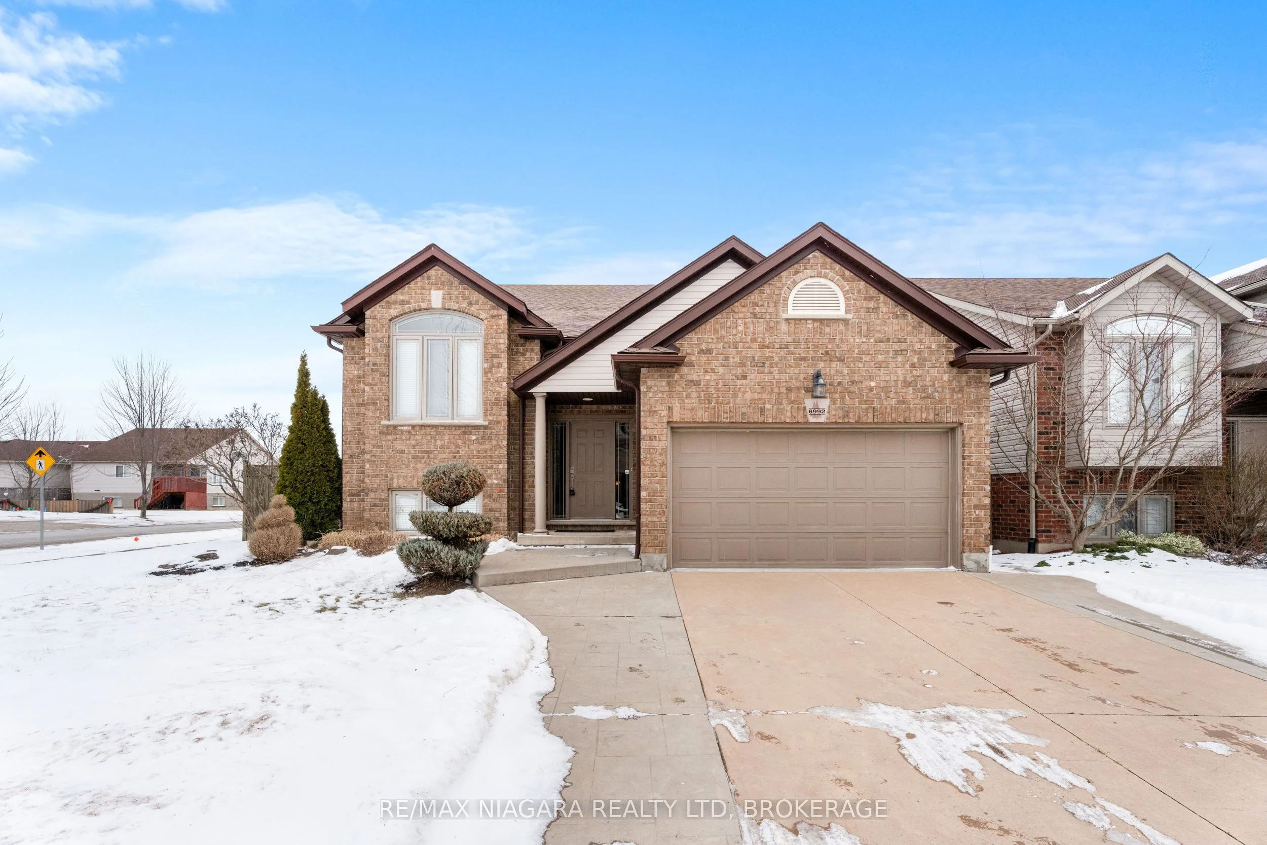Detached in Niagara Falls