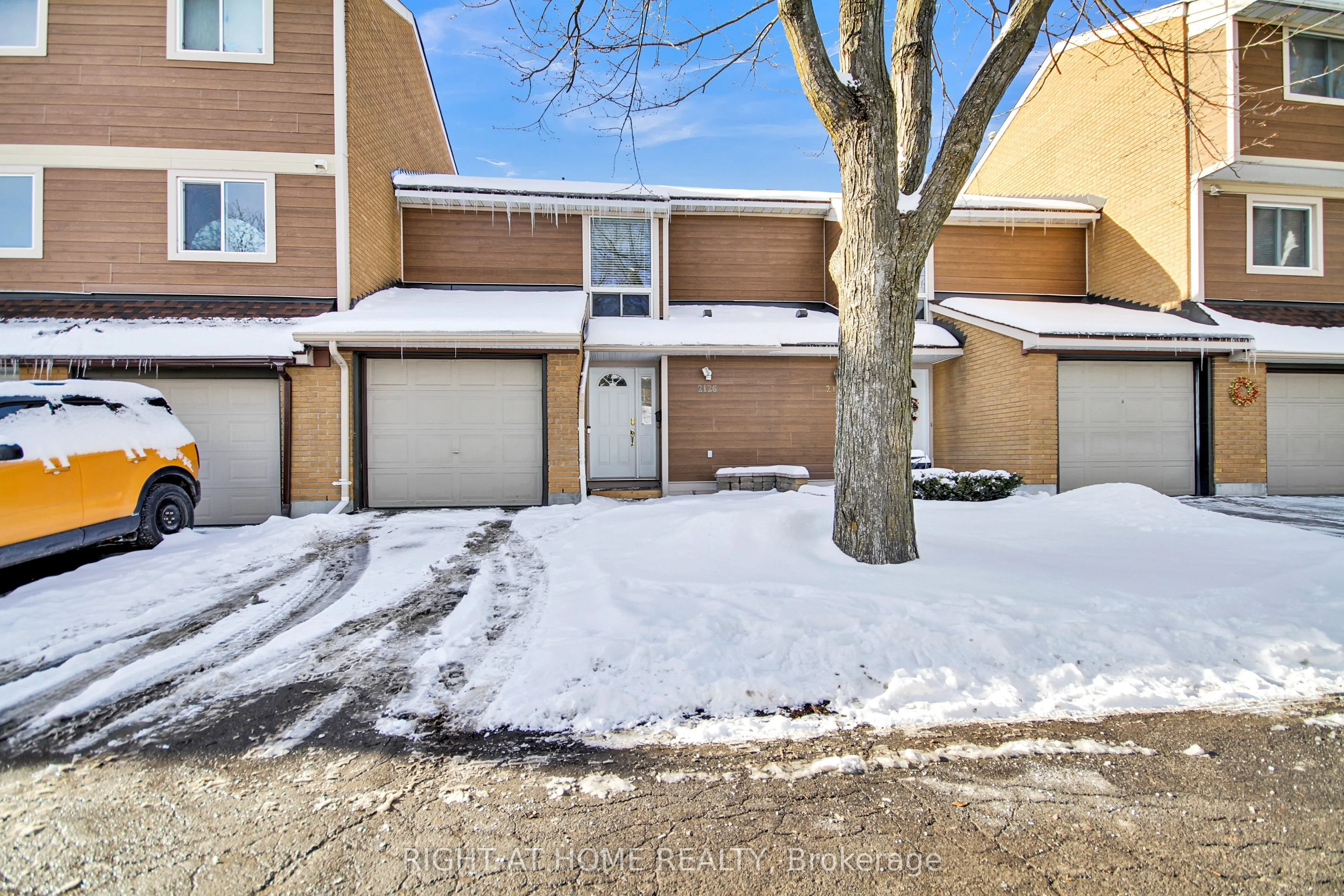 2126 Canberra Place, Cyrville - Carson Grove - Pineview, On K1b 4r4