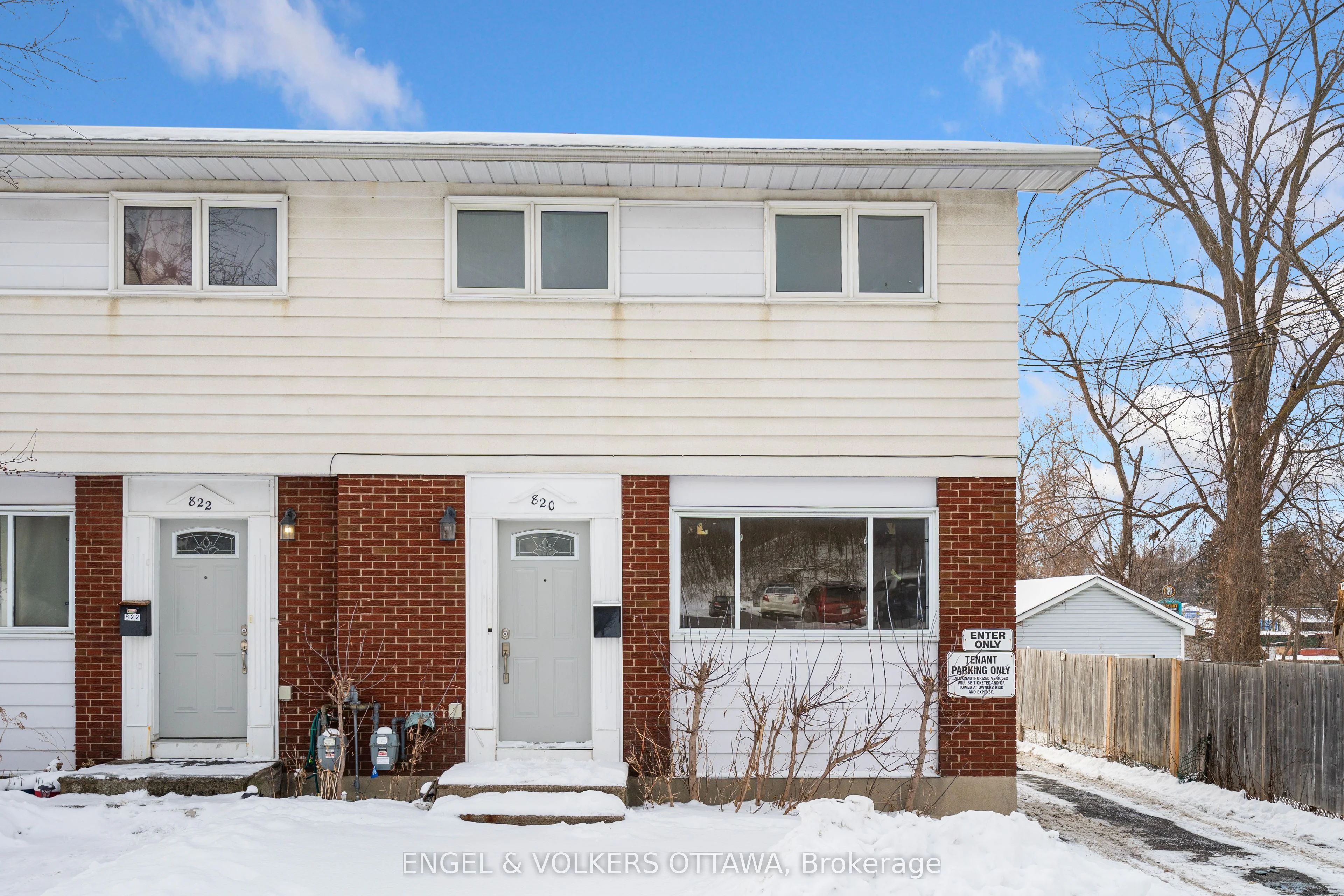 Att/Row/Townhouse in Britannia Heights - Queensway Terrace N and Area