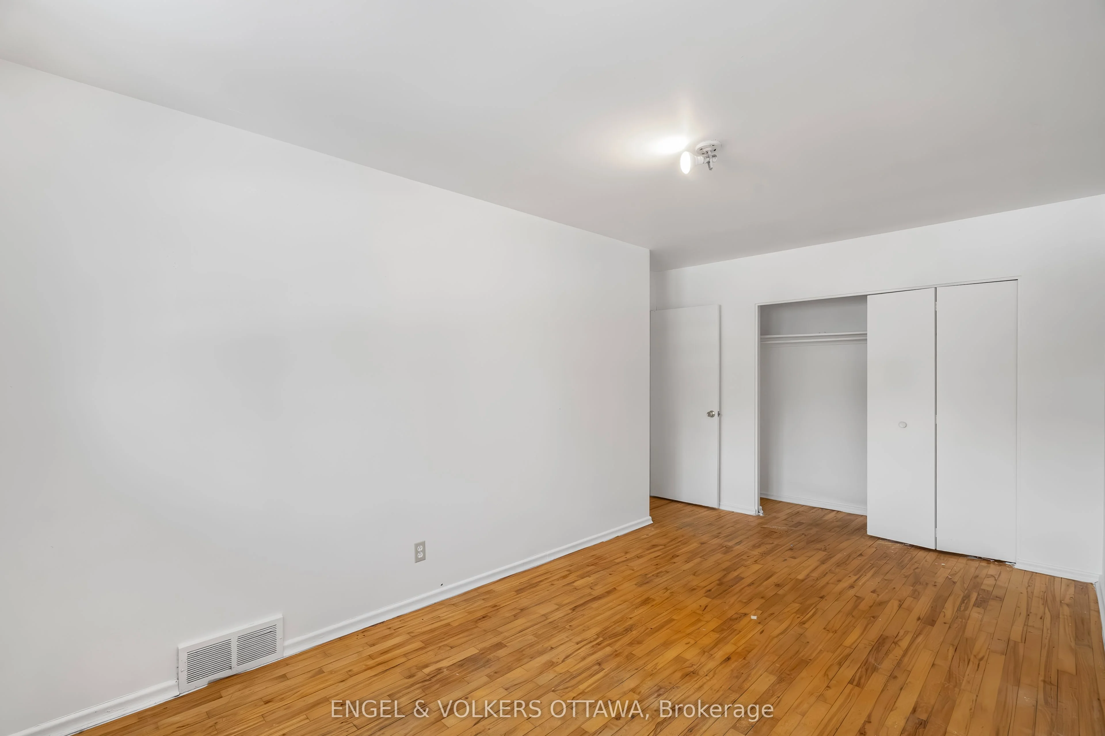 820 Grenon Avenue, Britannia Heights - Queensway Terrace N and Area, ON K2B 6G2