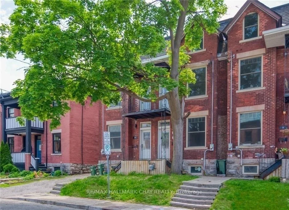 Att/Row/Townhouse in West Centre Town