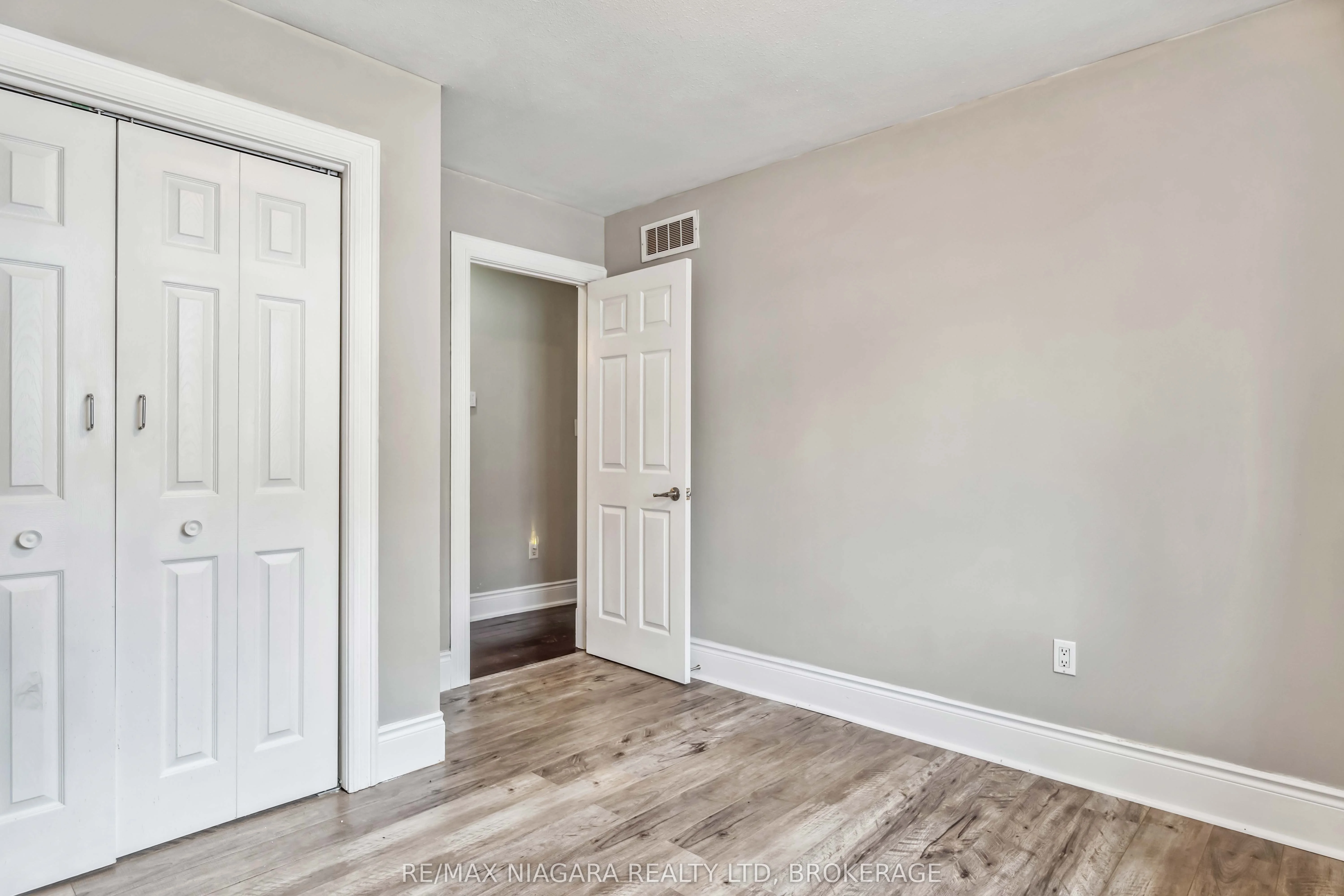 2691 Portage Road, Niagara Falls, ON L2J 2J4