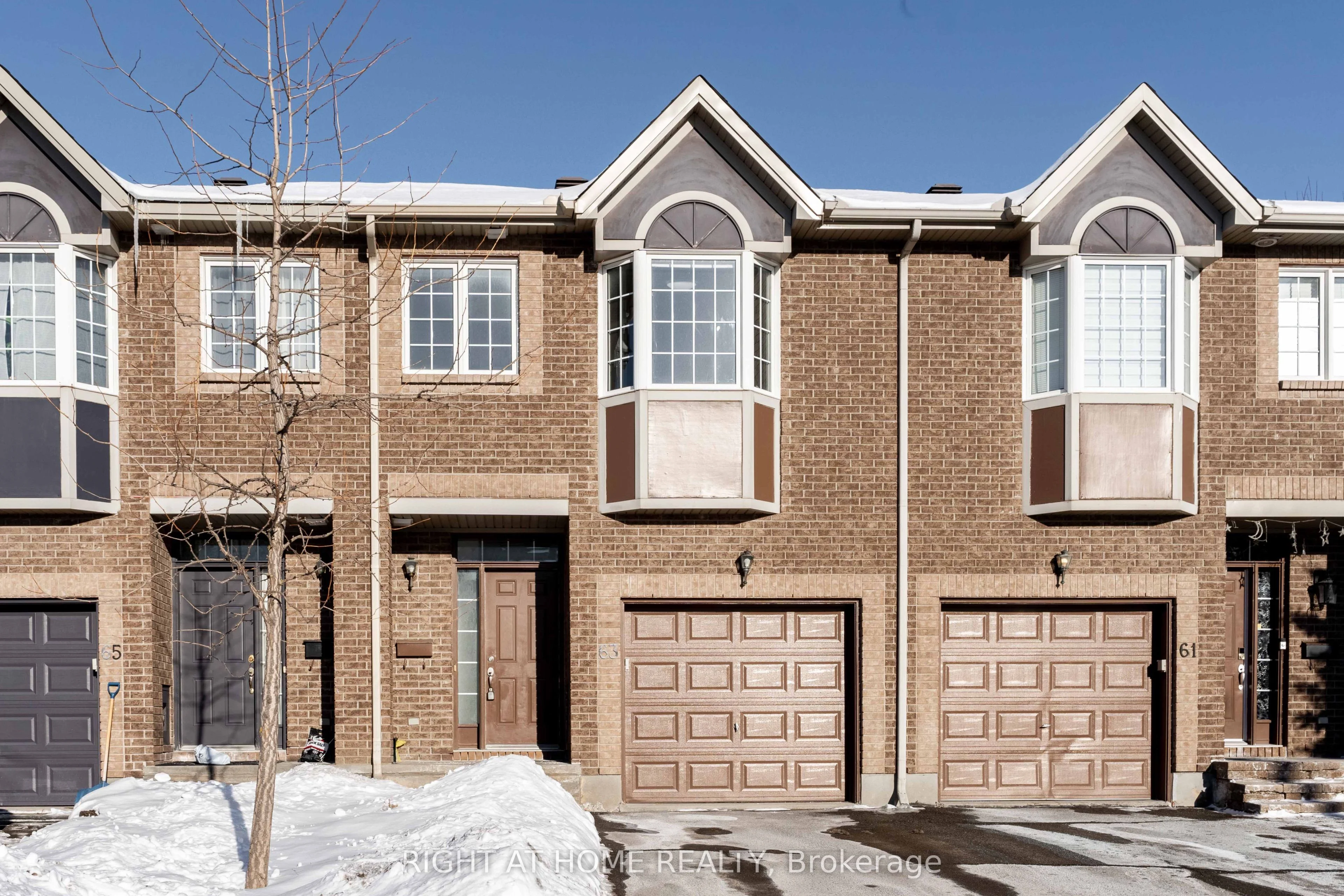 Att/Row/Townhouse in Hunt Club - South Keys and Area