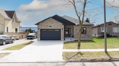 Detached in Huron East