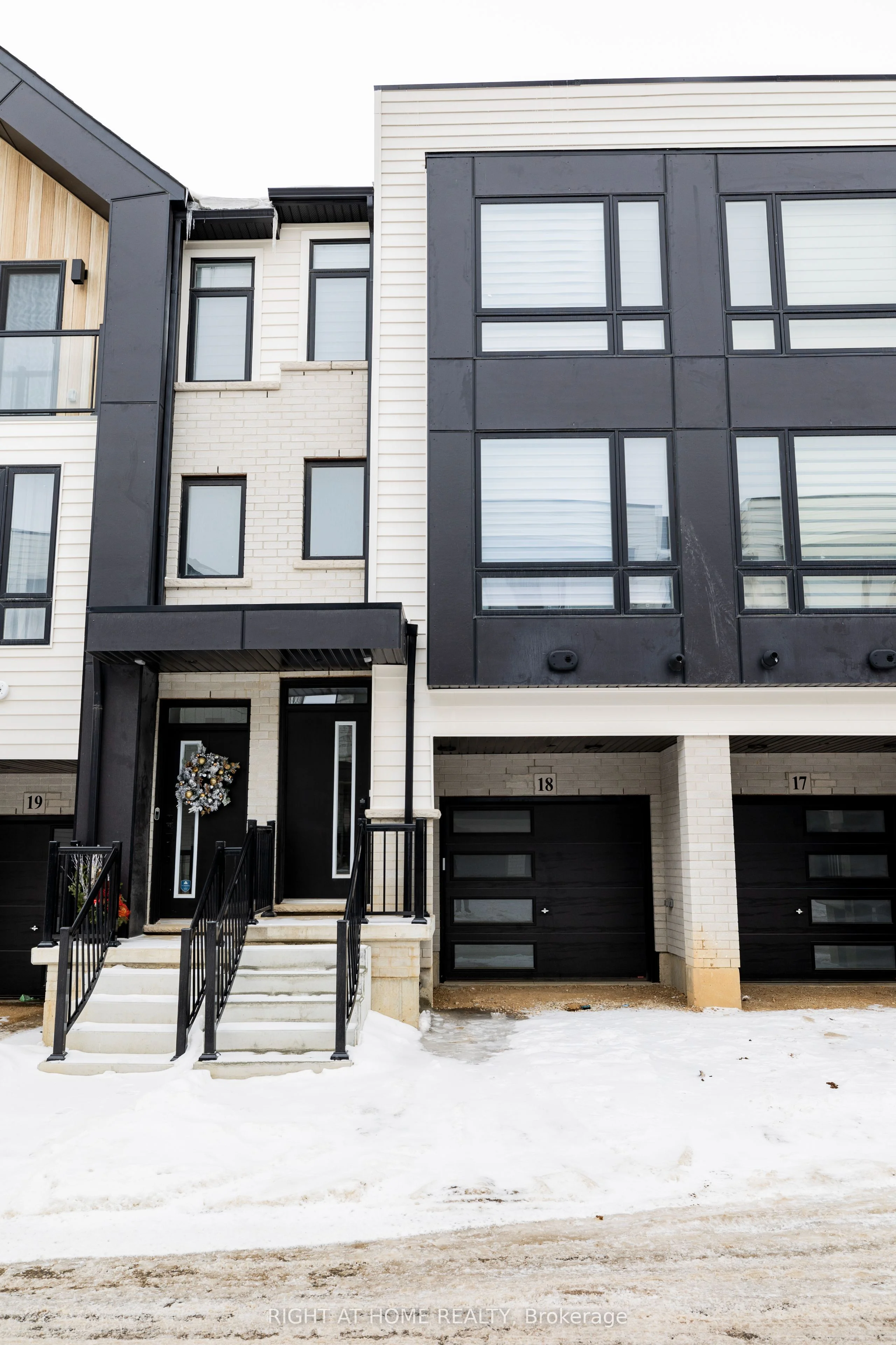 Att/Row/Townhouse in Brant