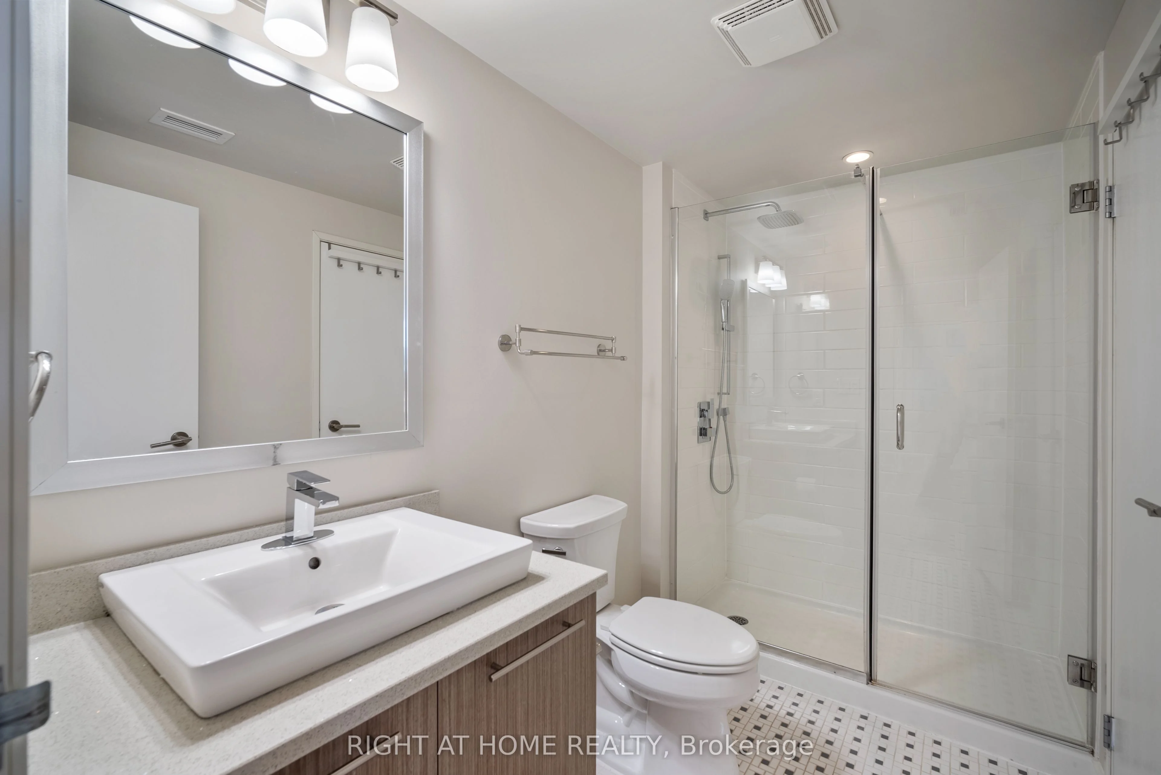 555 Anand Private 706, Billings Bridge - Riverside Park and Area, ON K1V 2R7