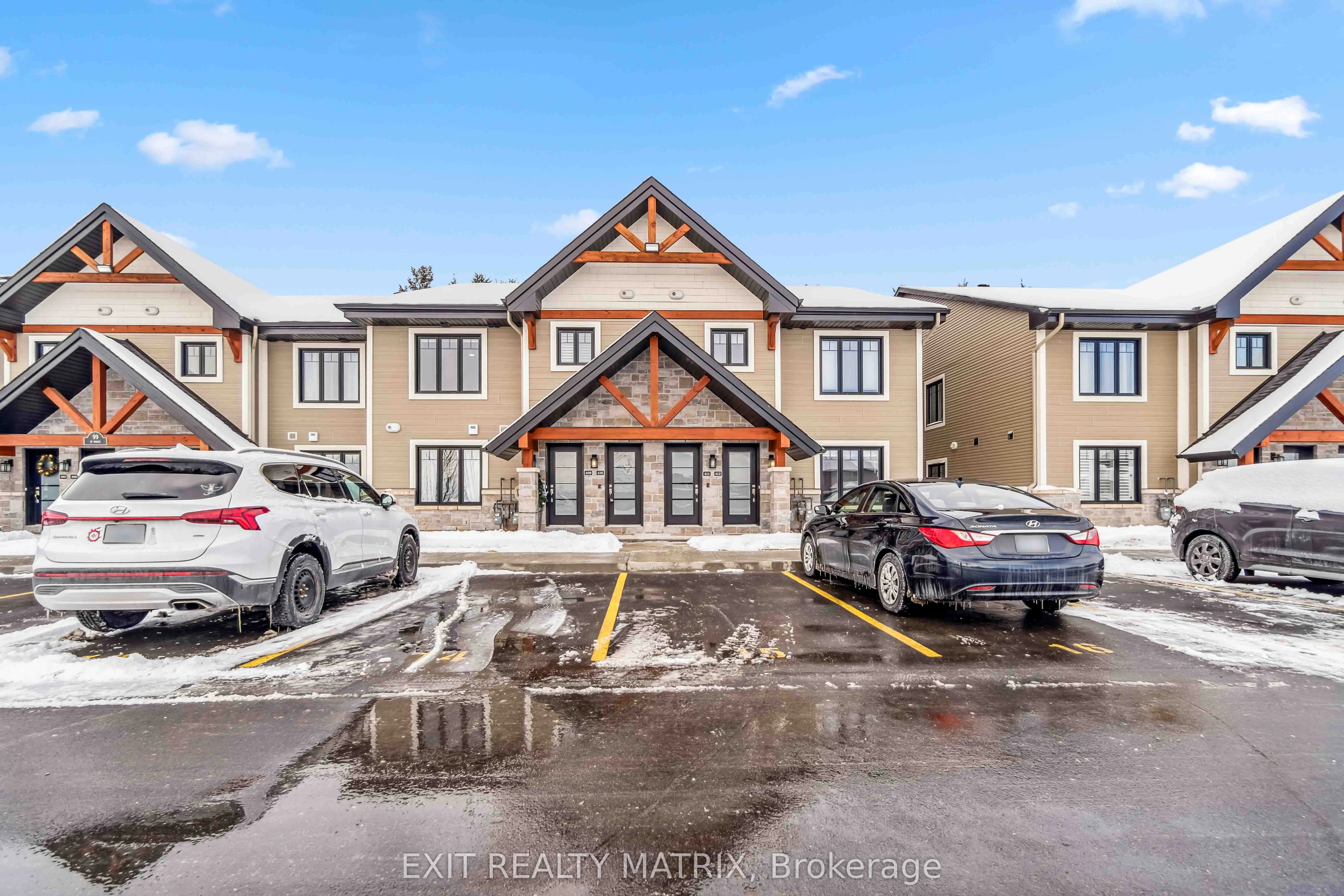 Att/Row/Townhouse in Russell