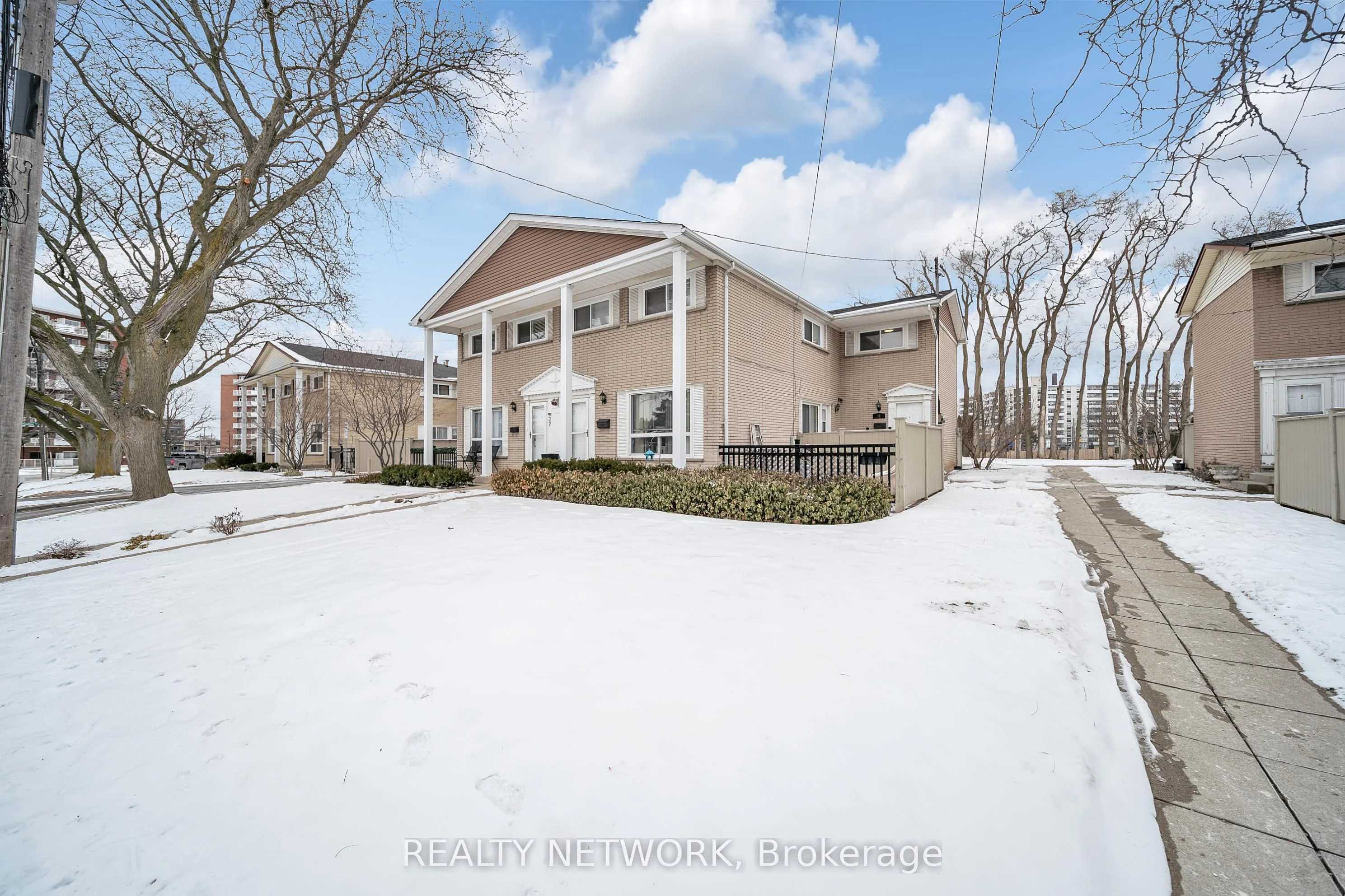 Condo Townhouse in Hamilton