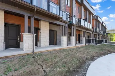 Condo Townhouse in Brant