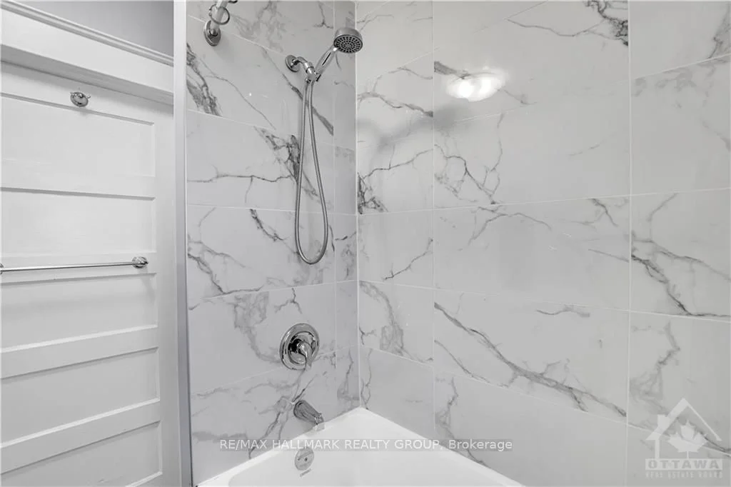 13 MARIER Avenue 2, Vanier and Kingsview Park, ON K1L 5S6