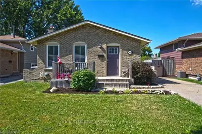 Detached in Niagara Falls