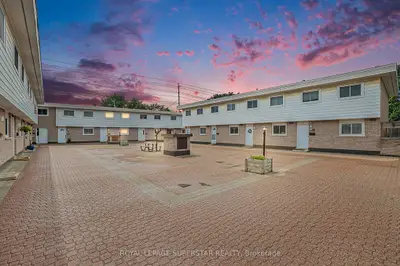 Condo Townhouse in Bells Corners and South to Fallowfield