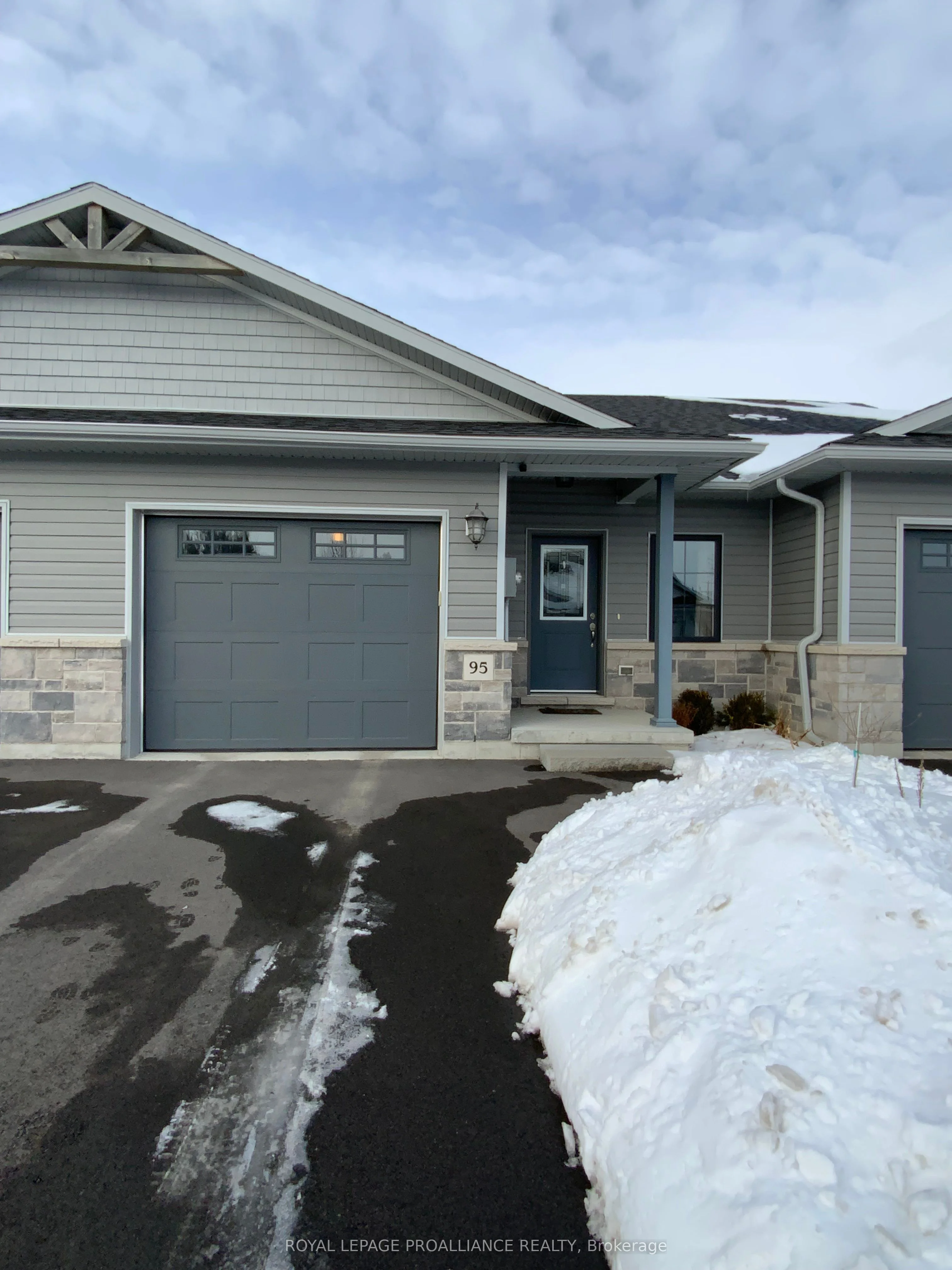 Att/Row/Townhouse in Stirling-Rawdon