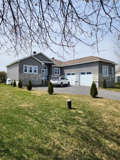 Detached in Champlain