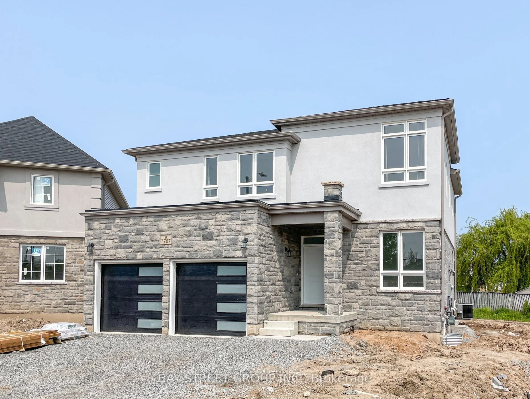 Detached in Niagara Falls