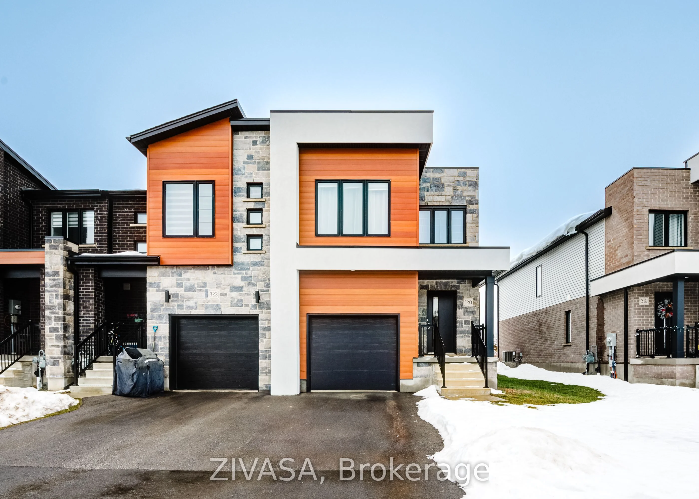 Att/Row/Townhouse in Stratford