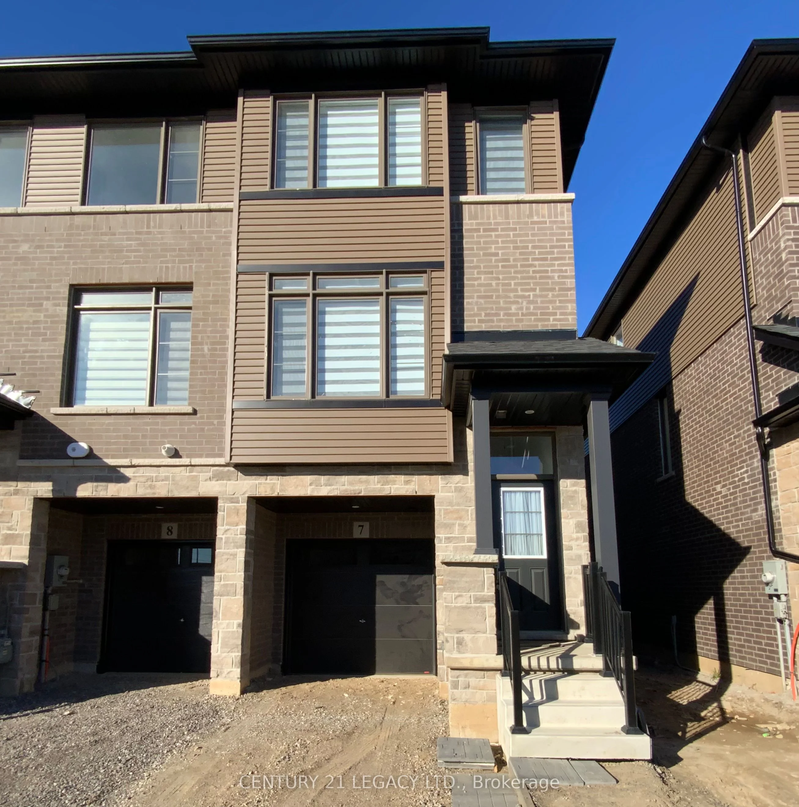 Att/Row/Townhouse in Brant