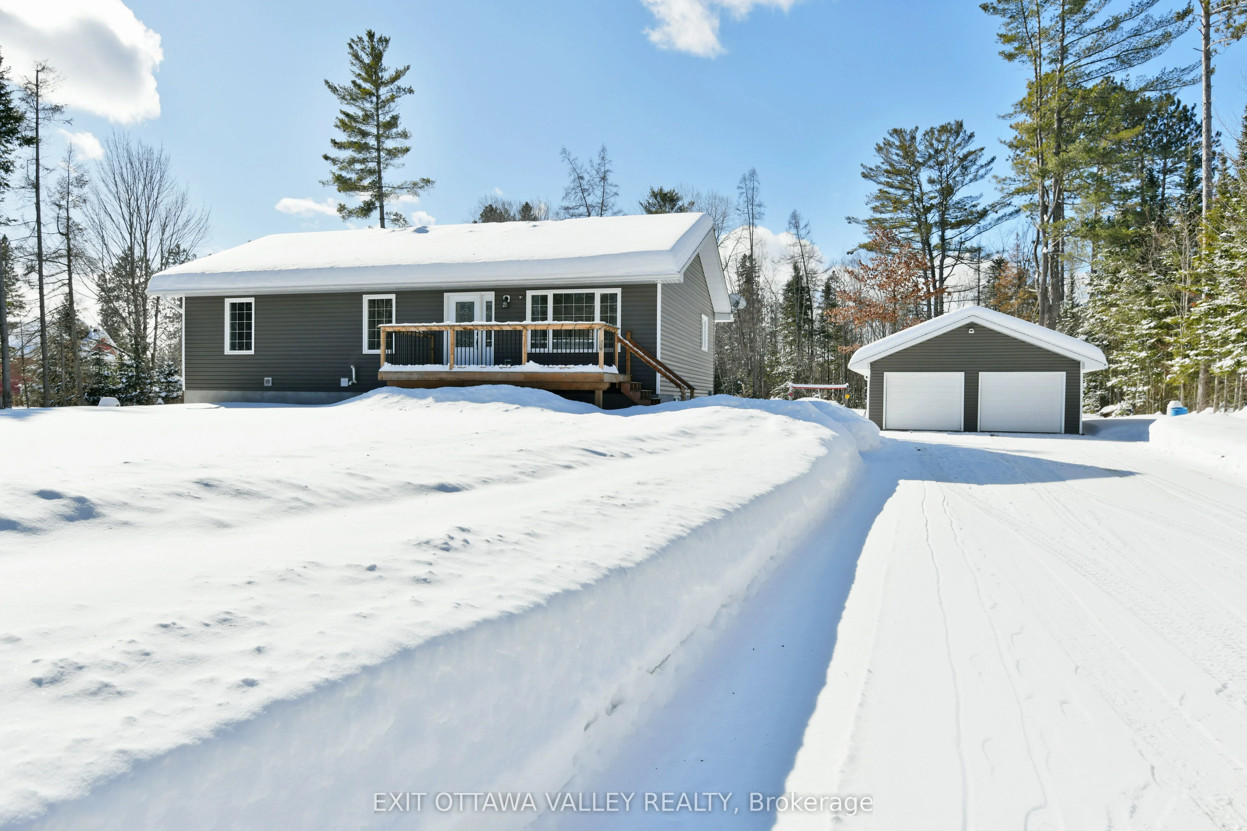 Detached in Laurentian Hills