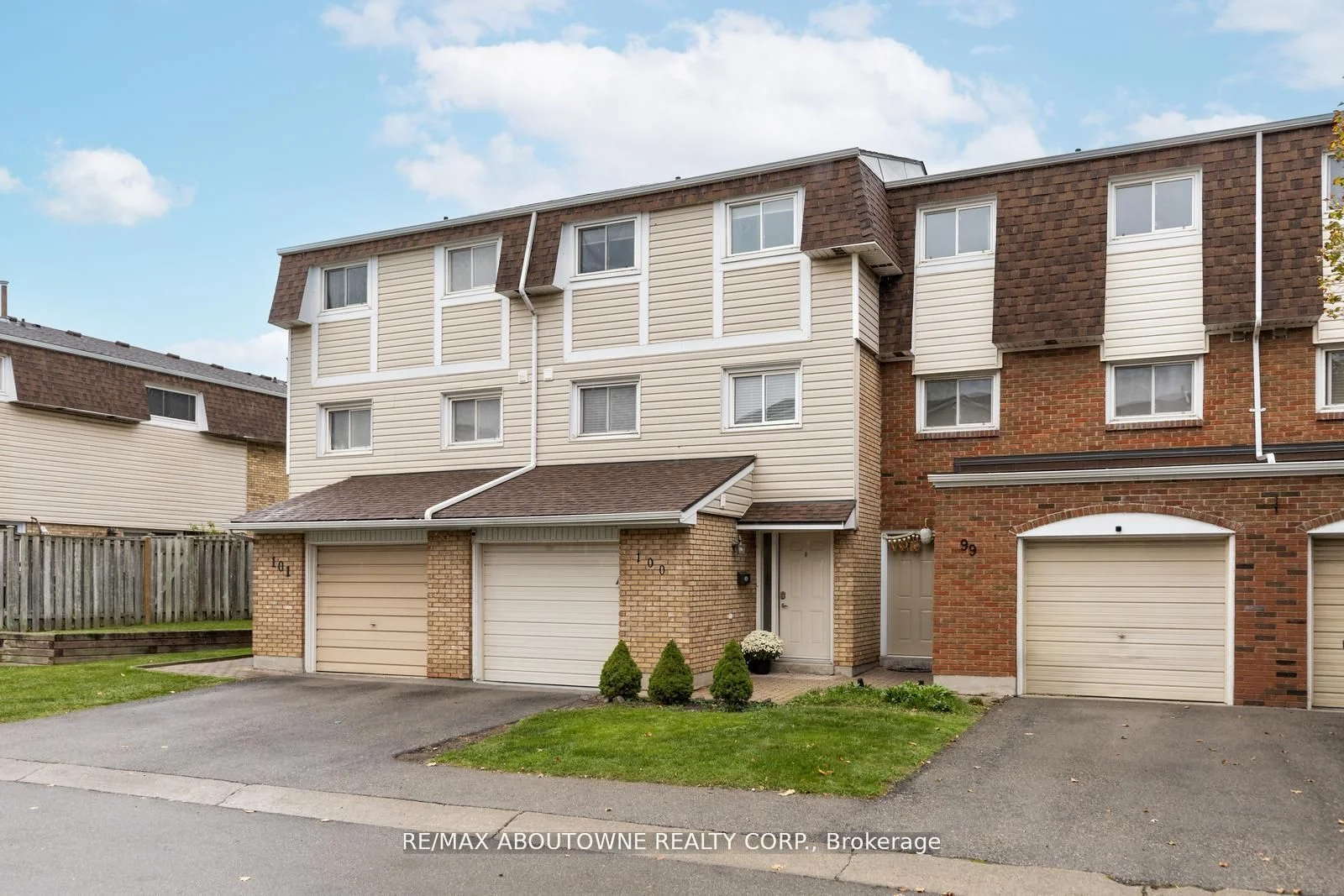 Condo Townhouse in Hamilton