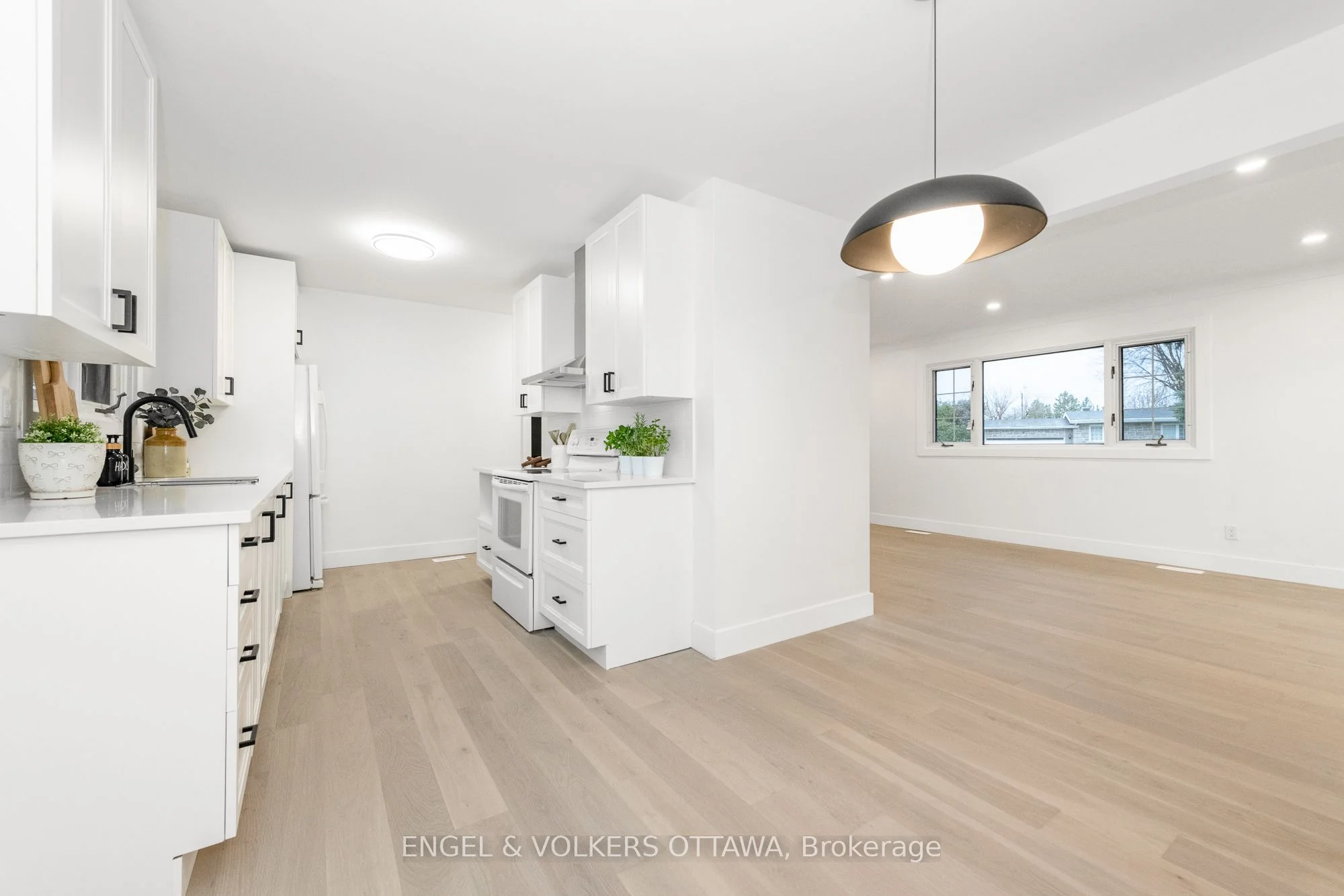 6 FAIRHILL Crescent, South of Baseline to Knoxdale, ON K2G 1B7