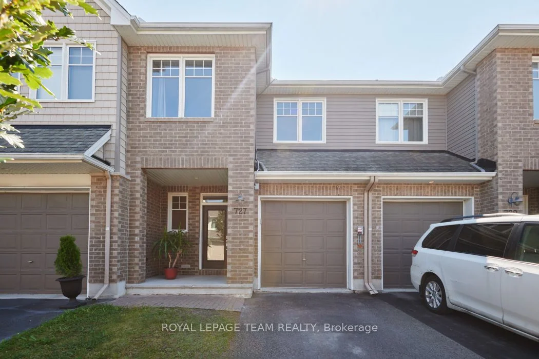 Att/Row/Townhouse in Blossom Park - Airport and Area