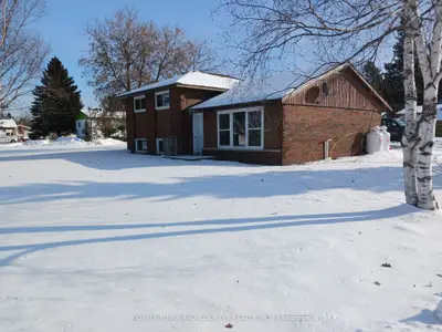 Detached in Hastings Highlands