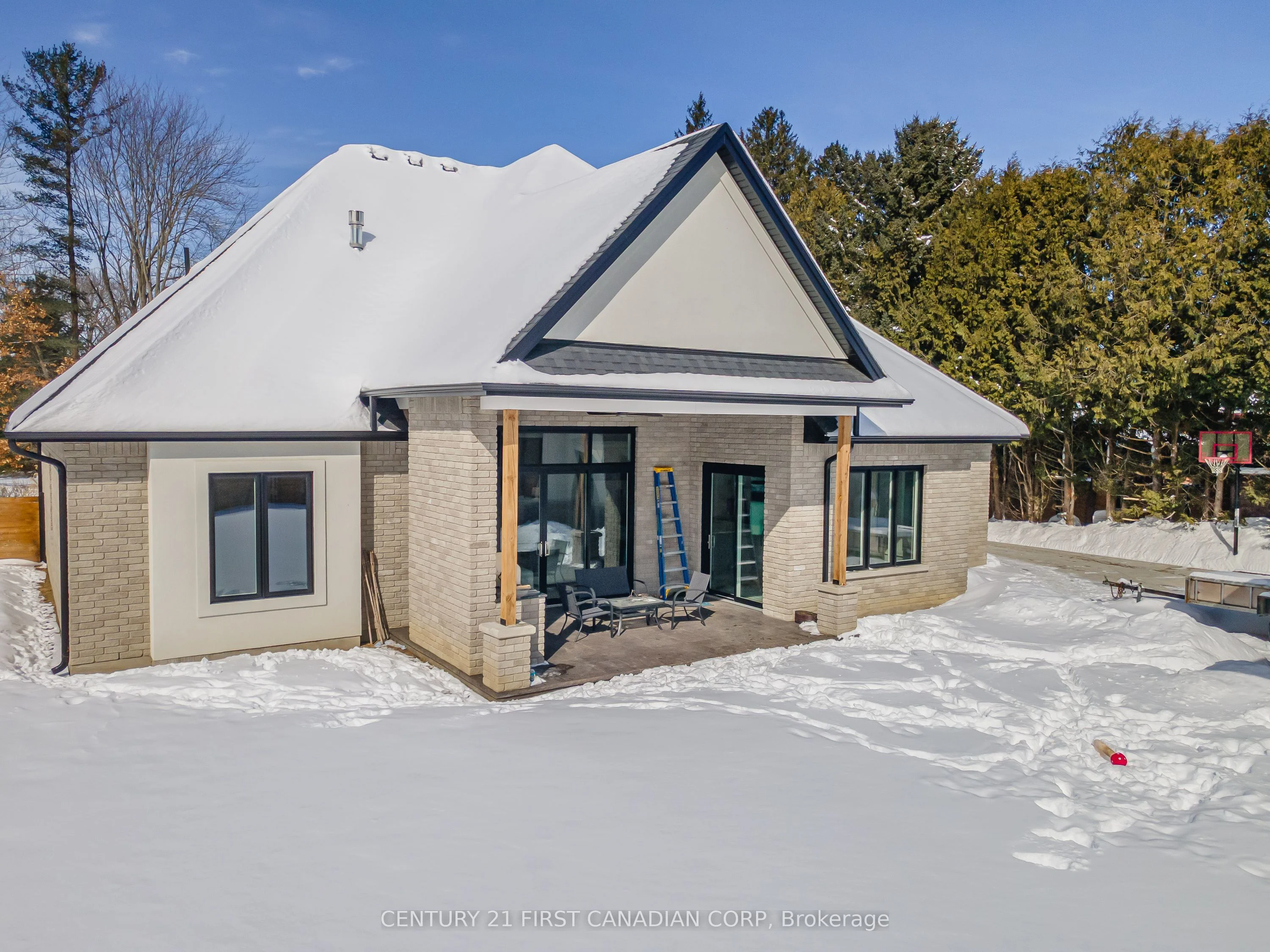 639 Thomas Street, Strathroy-Caradoc, ON N0L 1W0