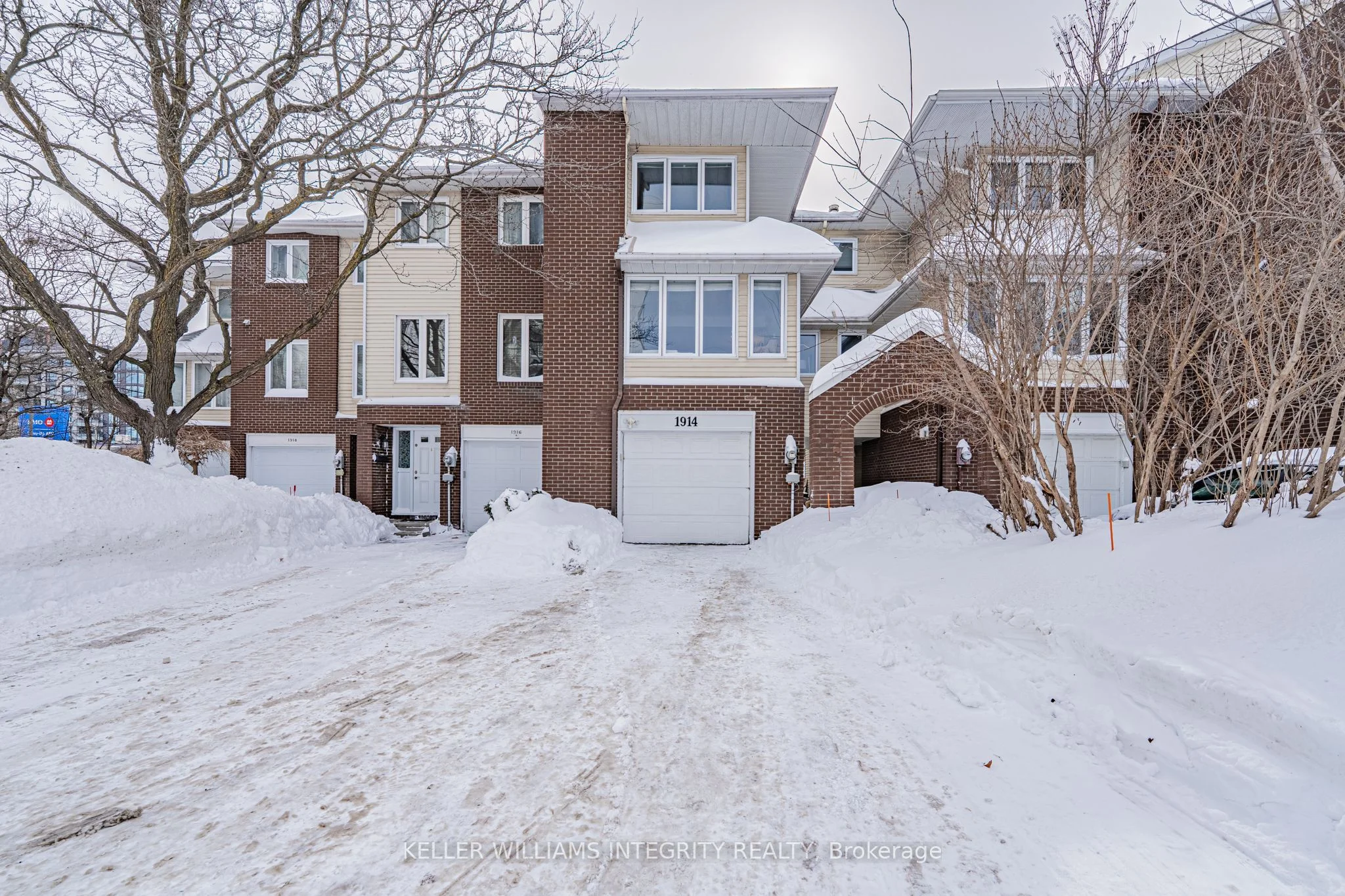 Att/Row/Townhouse in Elmvale Acres and Area