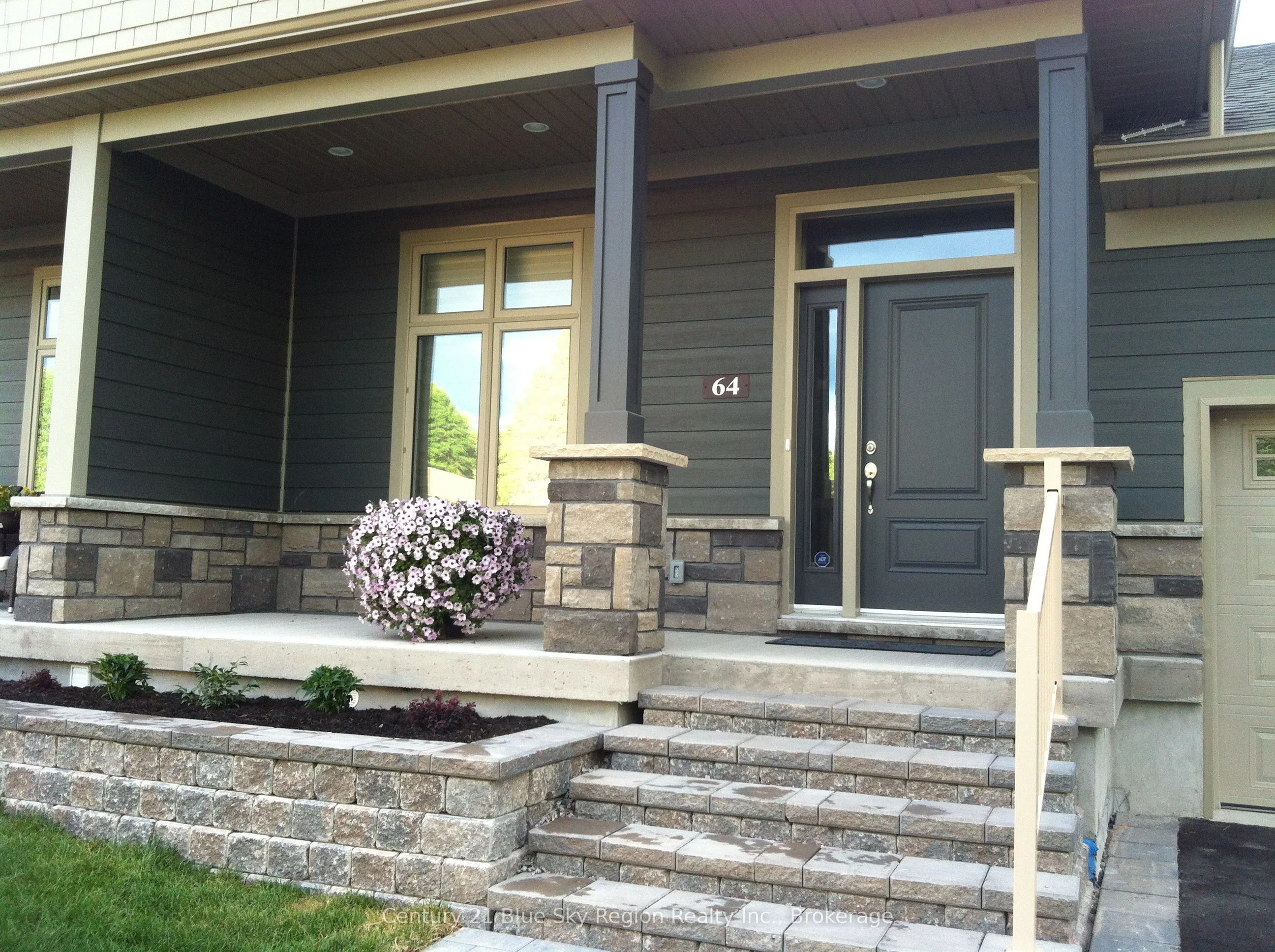 Att/Row/Townhouse in North Bay