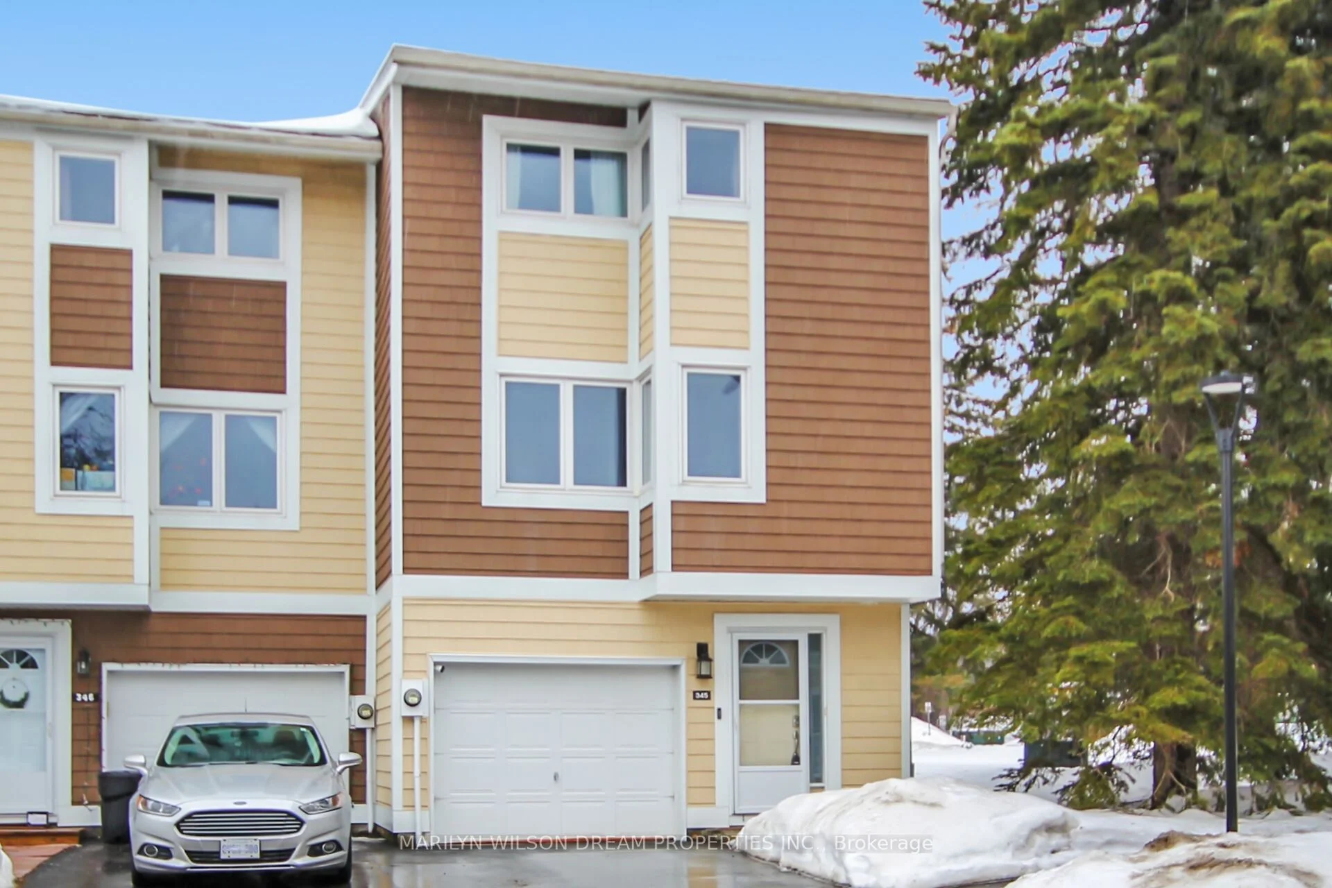Condo Townhouse in Kanata