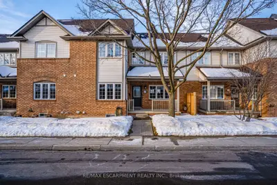 Condo Townhouse in Hamilton