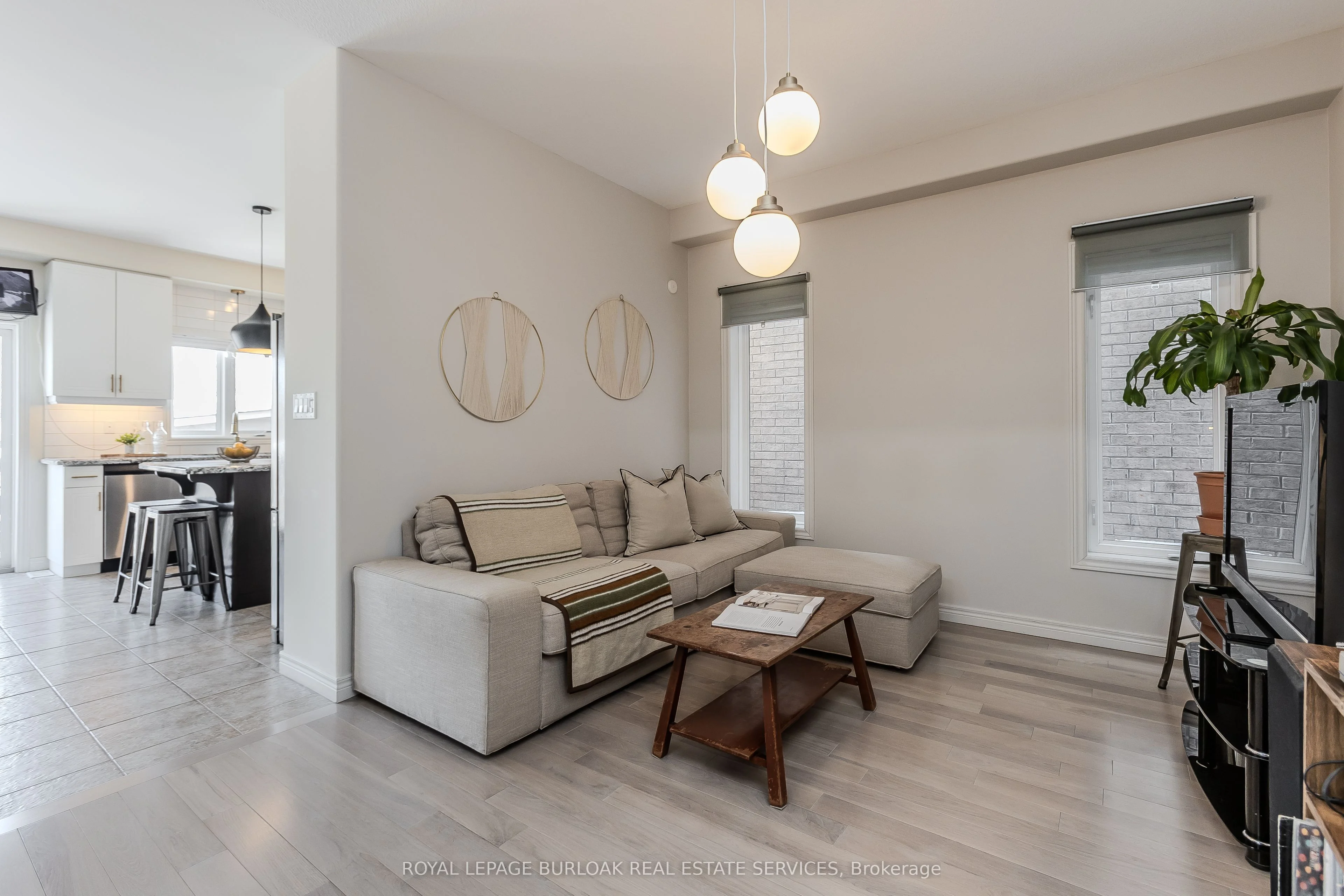 8 Thornbury Court, Hamilton, ON L8J 0G7