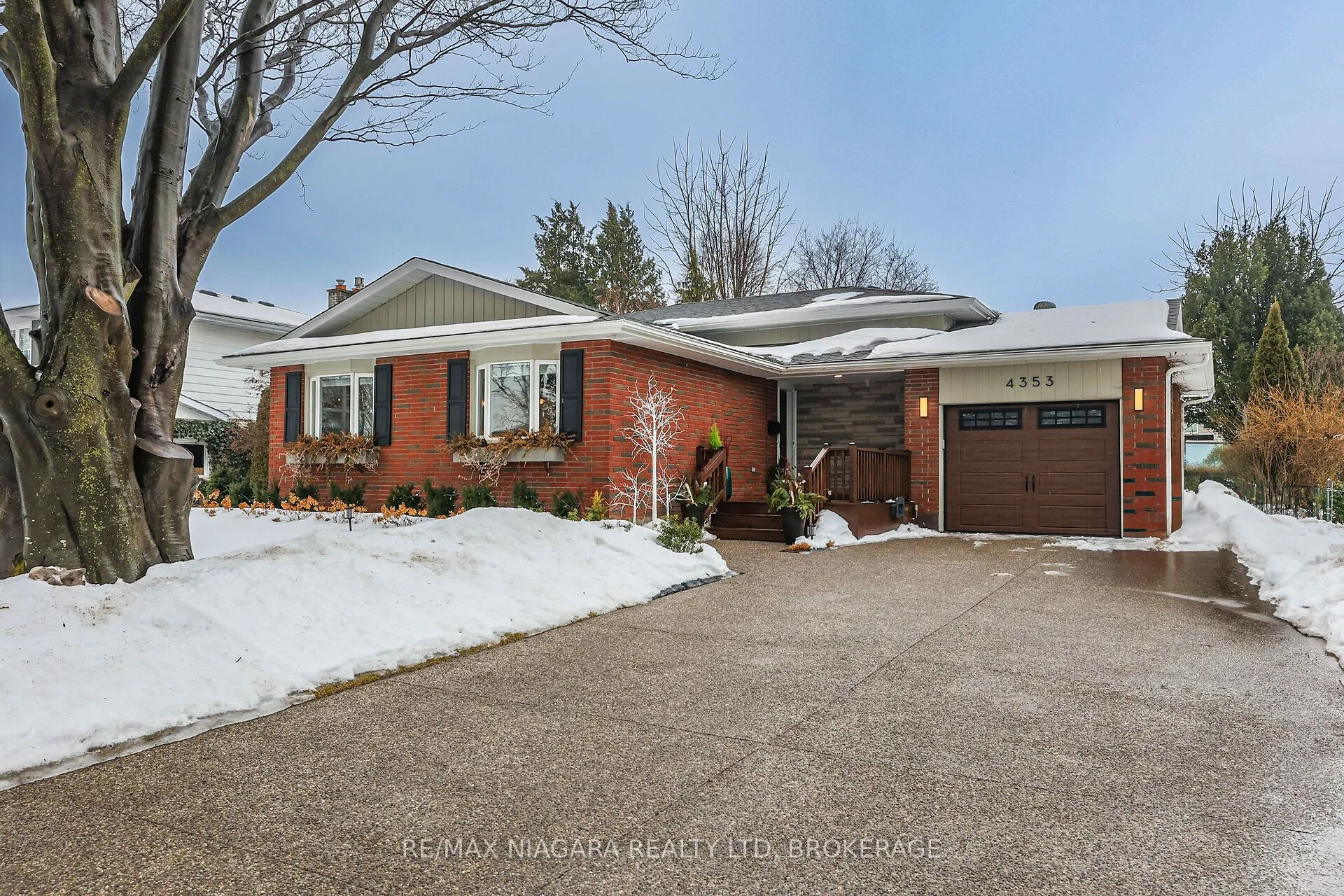 Detached in Niagara Falls