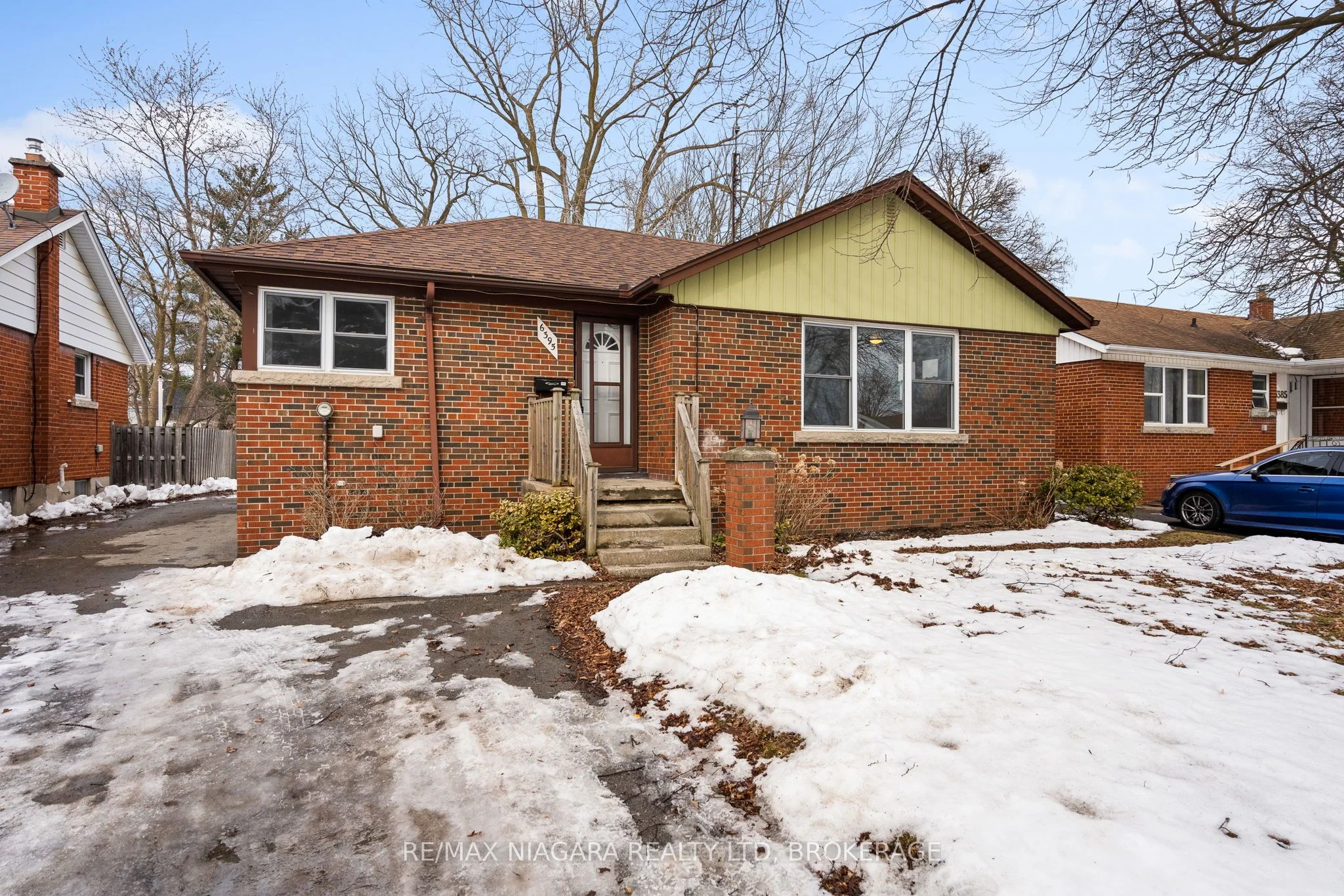 Detached in Niagara Falls