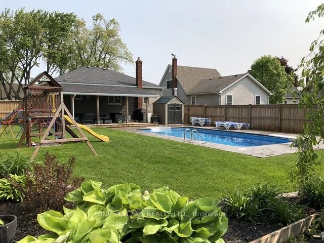 Detached in Niagara Falls