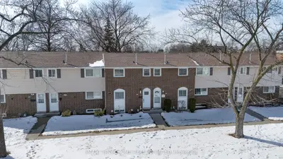 Condo Townhouse in Windsor