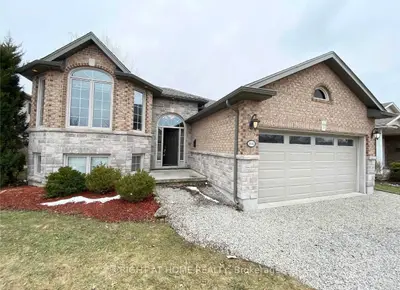 Detached in Niagara Falls