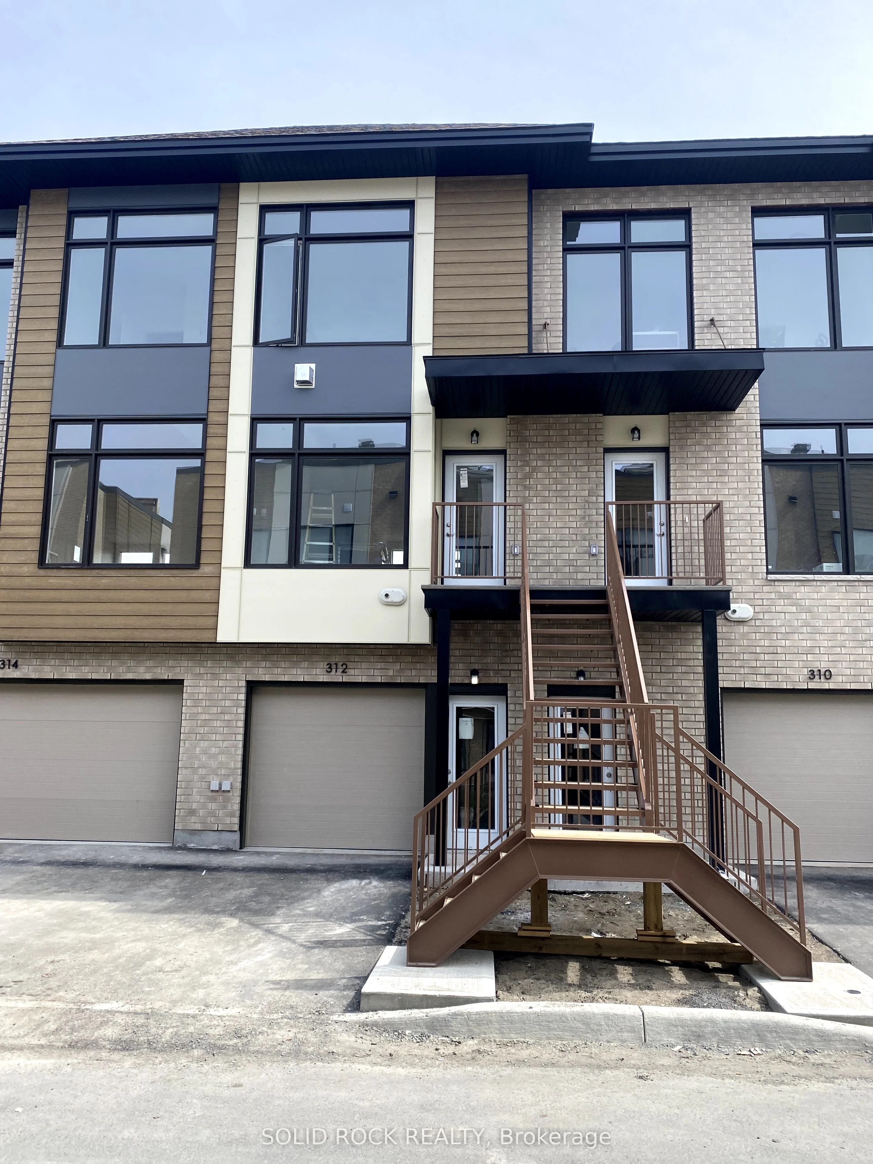 Att/Row/Townhouse in Parkway Park - Queensway Terrace S and Area