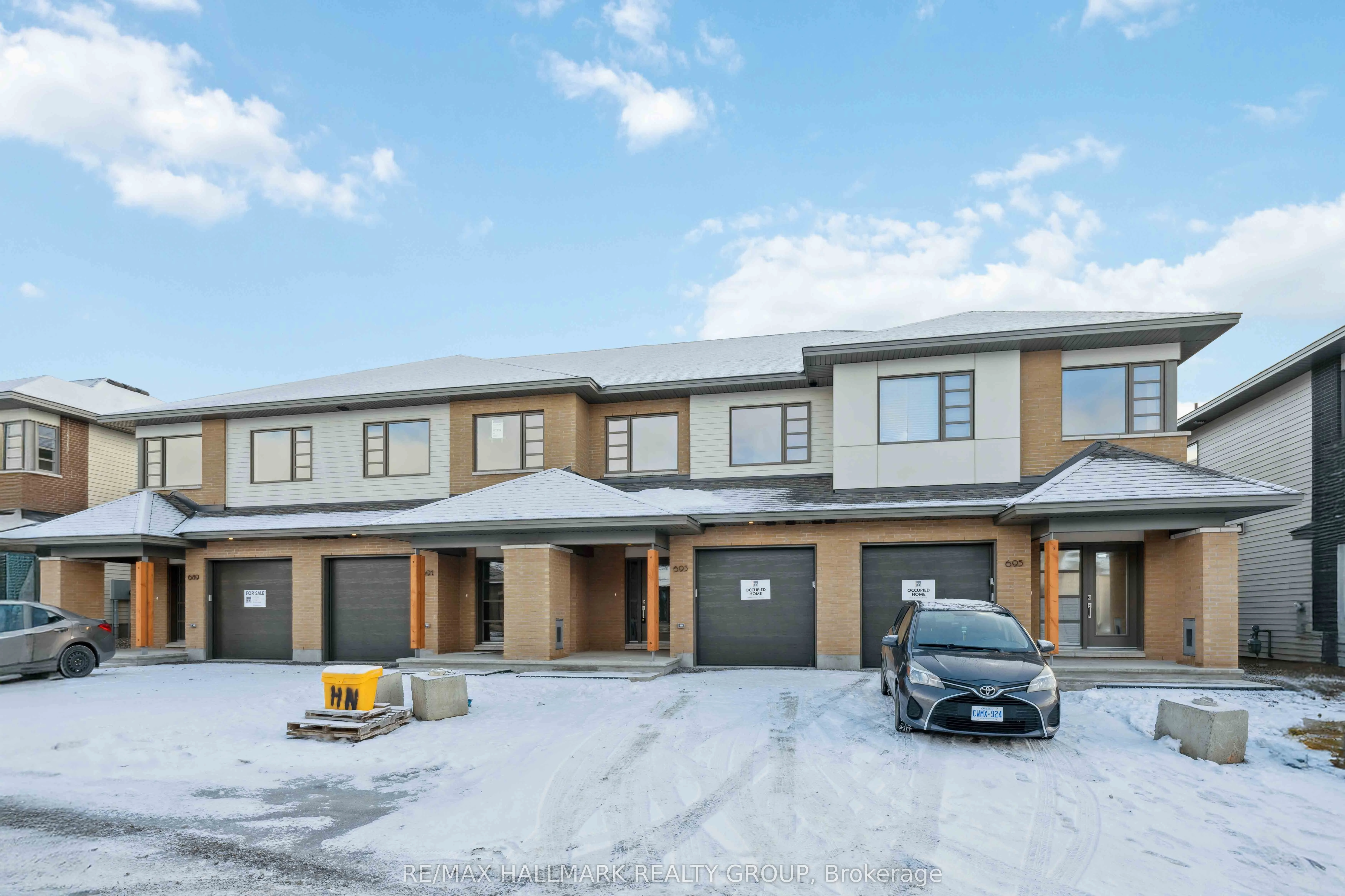 693 Honeydew Street, Blossom Park - Airport And Area, On K1x 0k5