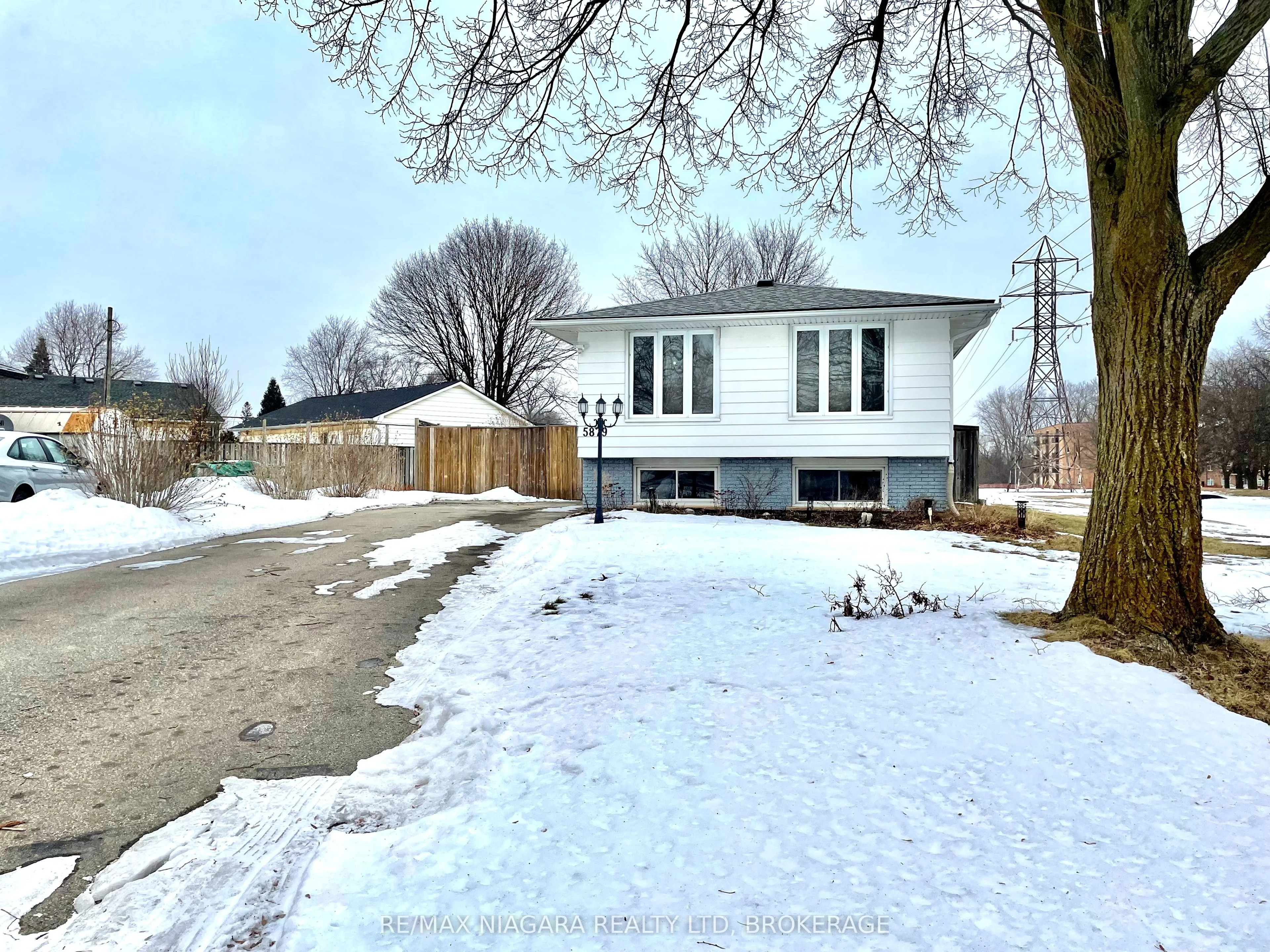 Detached in Niagara Falls
